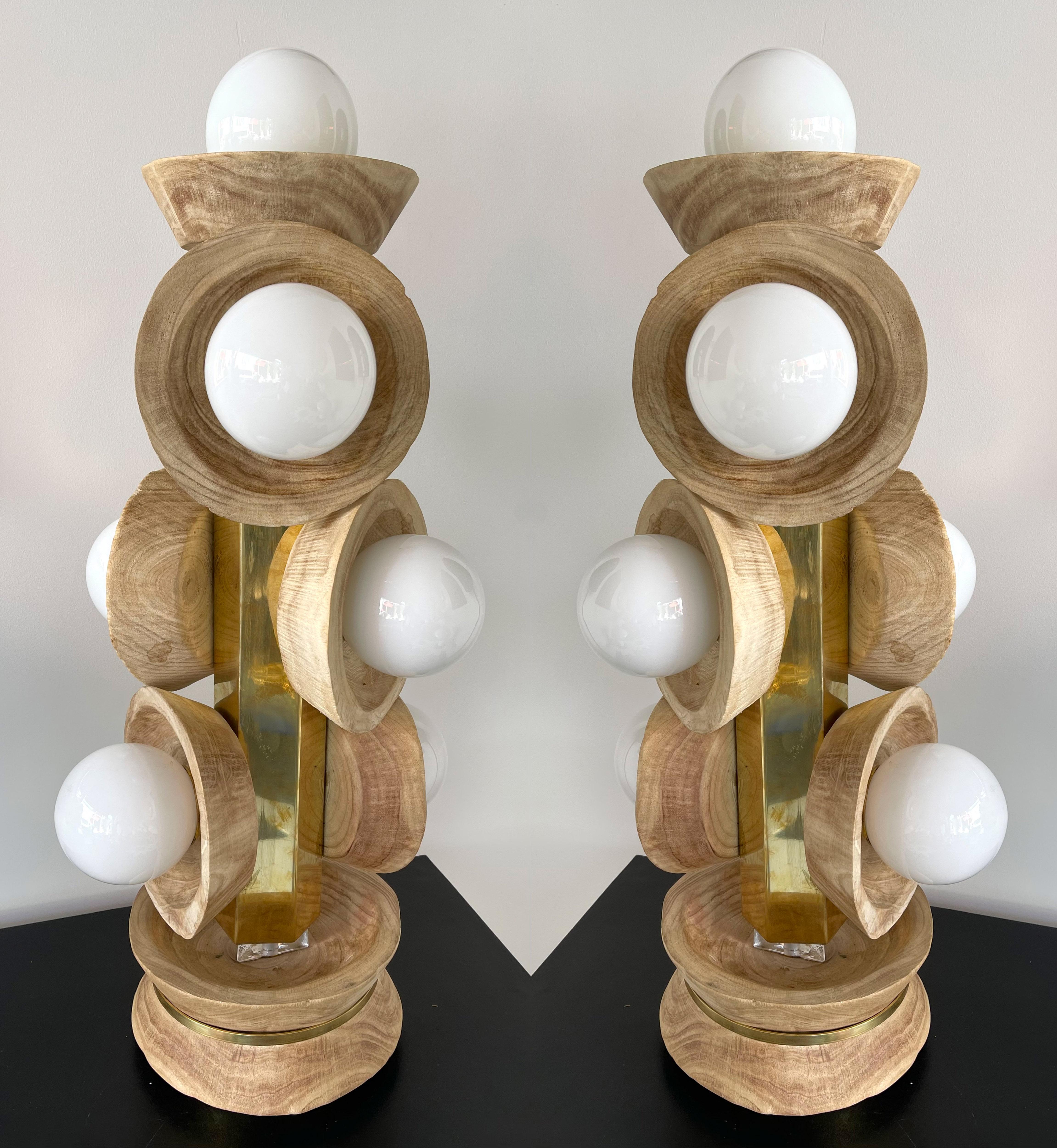 Zeitgenössisches Paar Lampen aus Messing-Opal-Muranoglas und Holz, Italien im Angebot 6