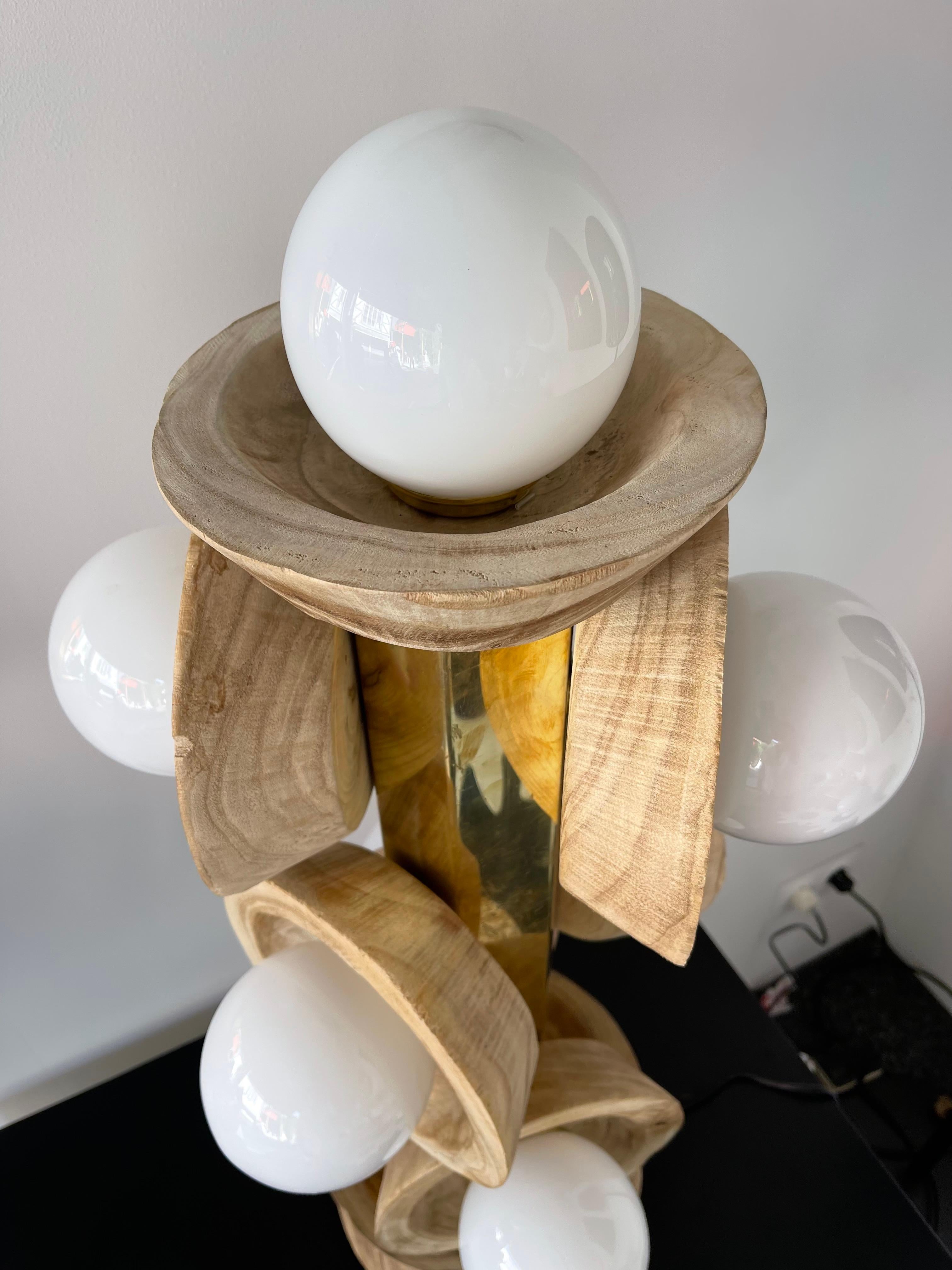 Mid-Century Modern Paire de lampes contemporaines en laiton, verre de Murano opalin et bois, Italie en vente