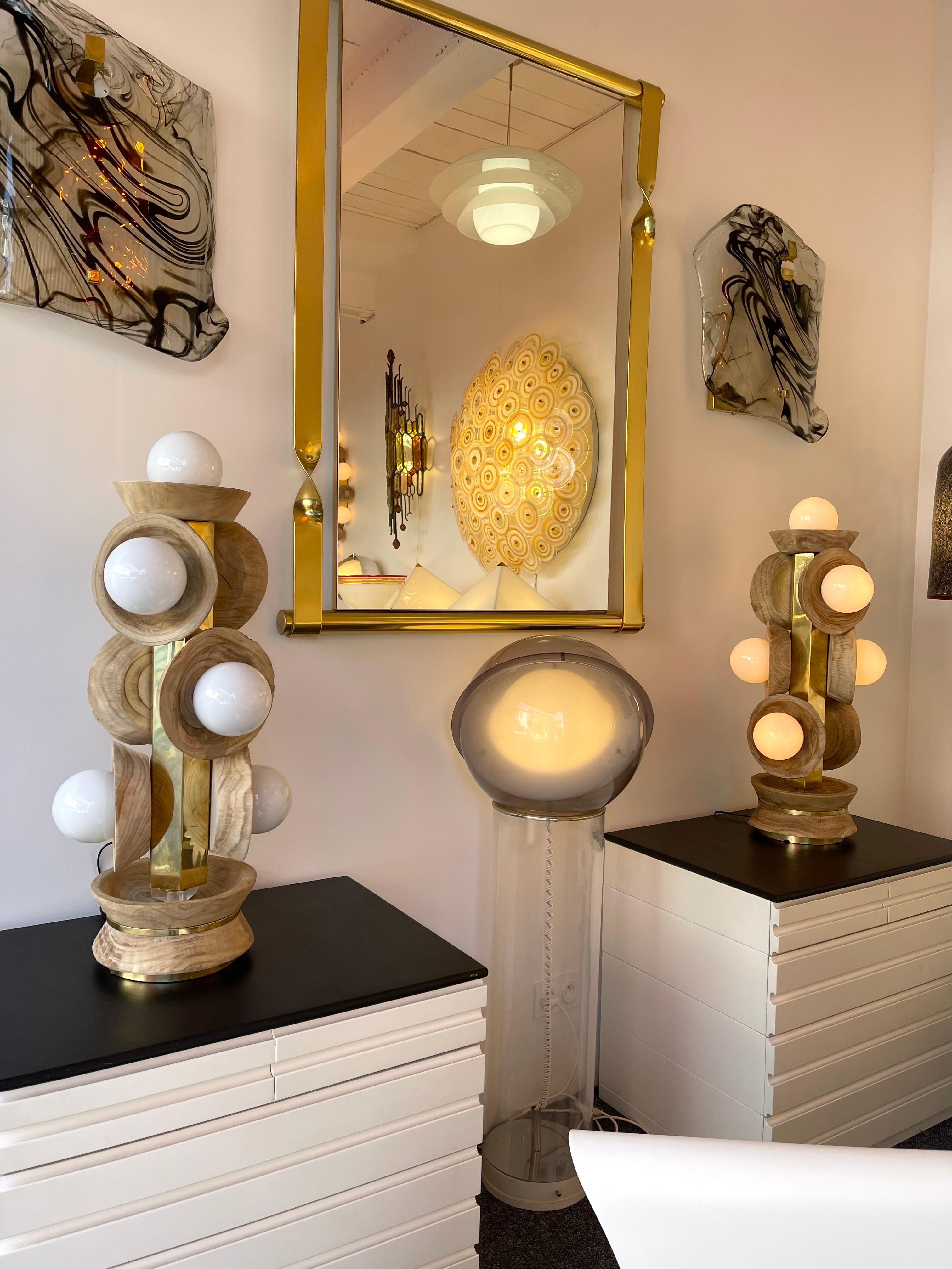 Zeitgenössisches Paar Lampen aus Messing-Opal-Muranoglas und Holz, Italien im Zustand „Neu“ im Angebot in SAINT-OUEN, FR