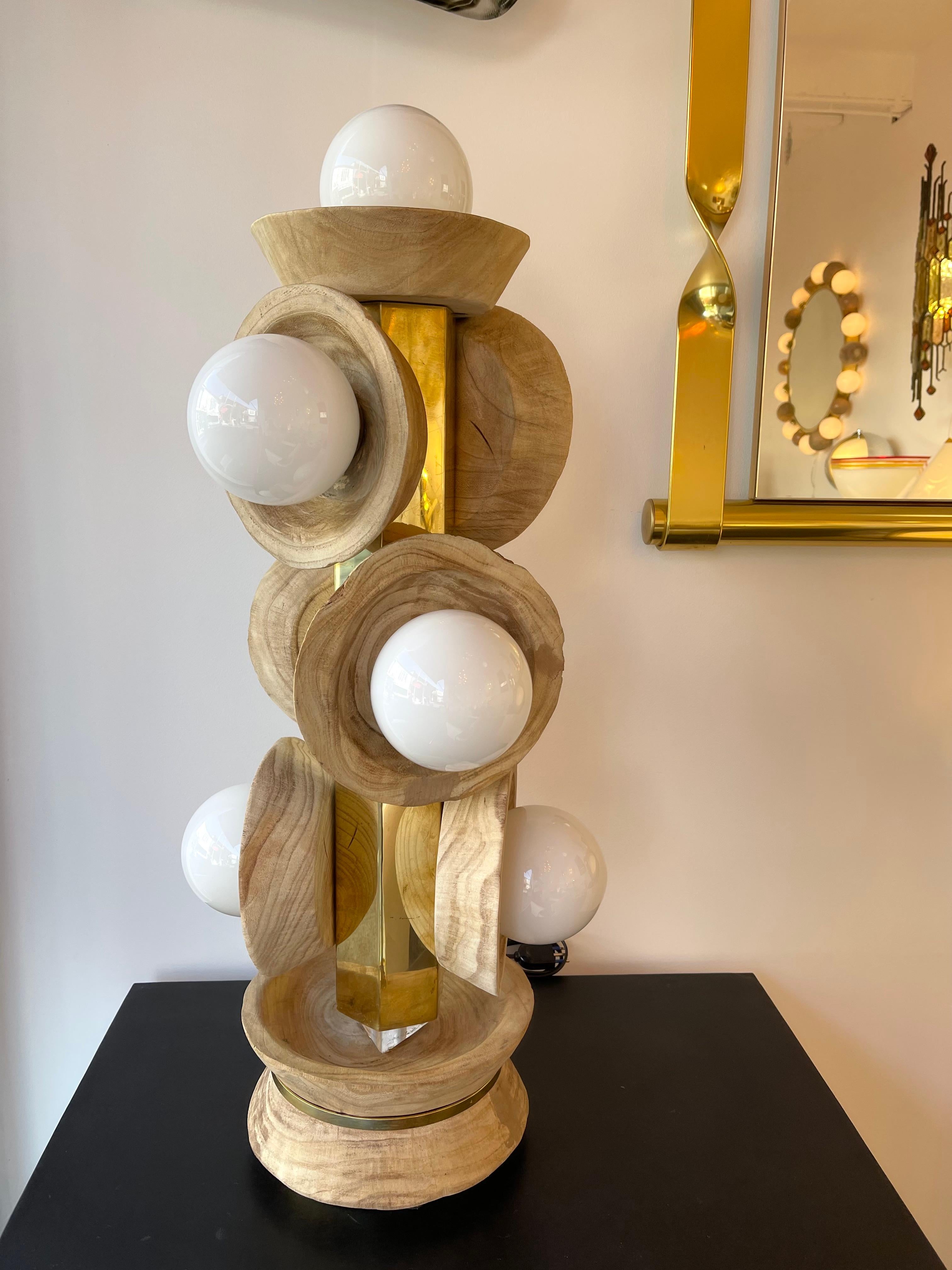 Laiton Paire de lampes contemporaines en laiton, verre de Murano opalin et bois, Italie en vente