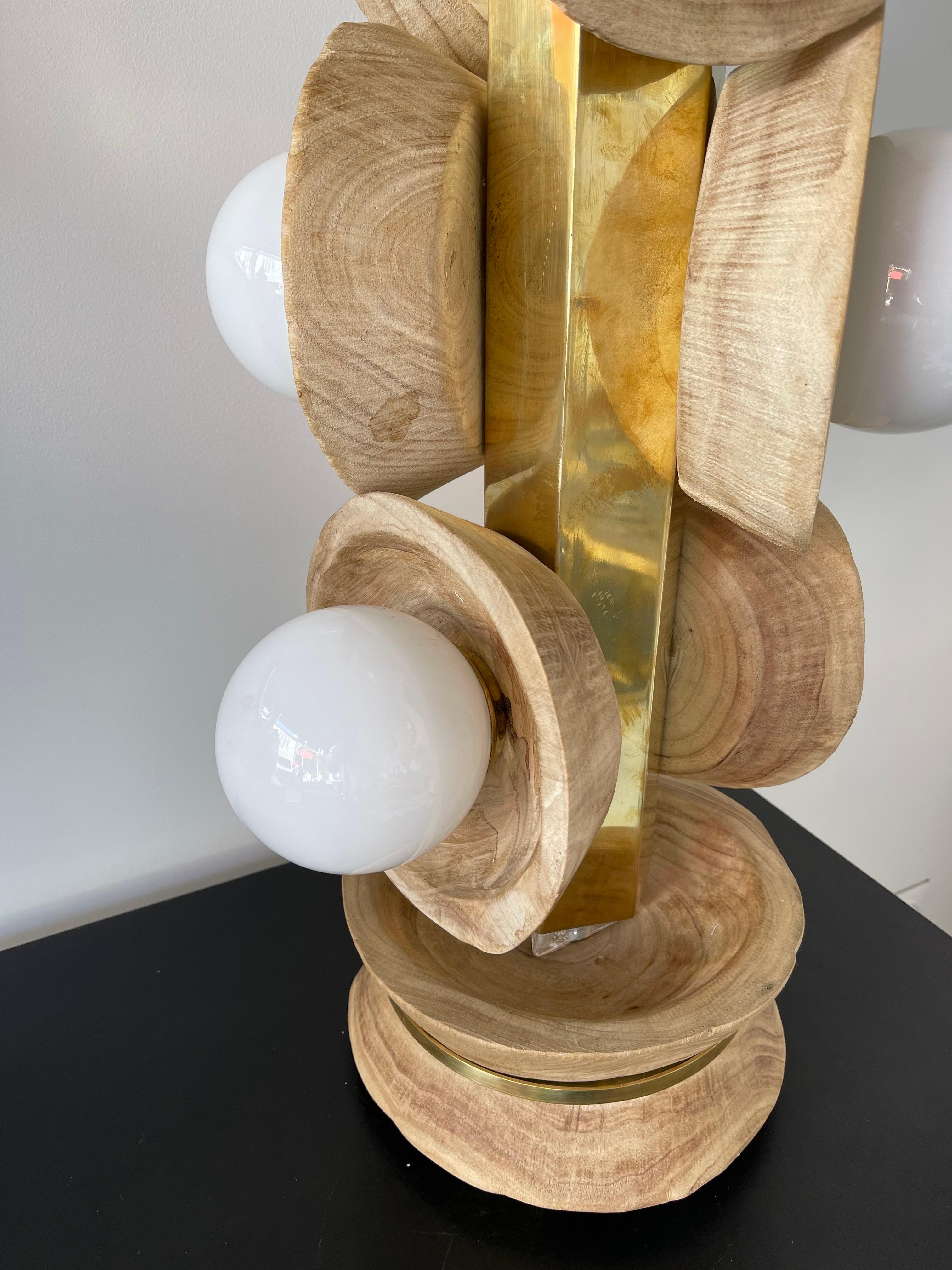Zeitgenössisches Paar Lampen aus Messing-Opal-Muranoglas und Holz, Italien im Angebot 3