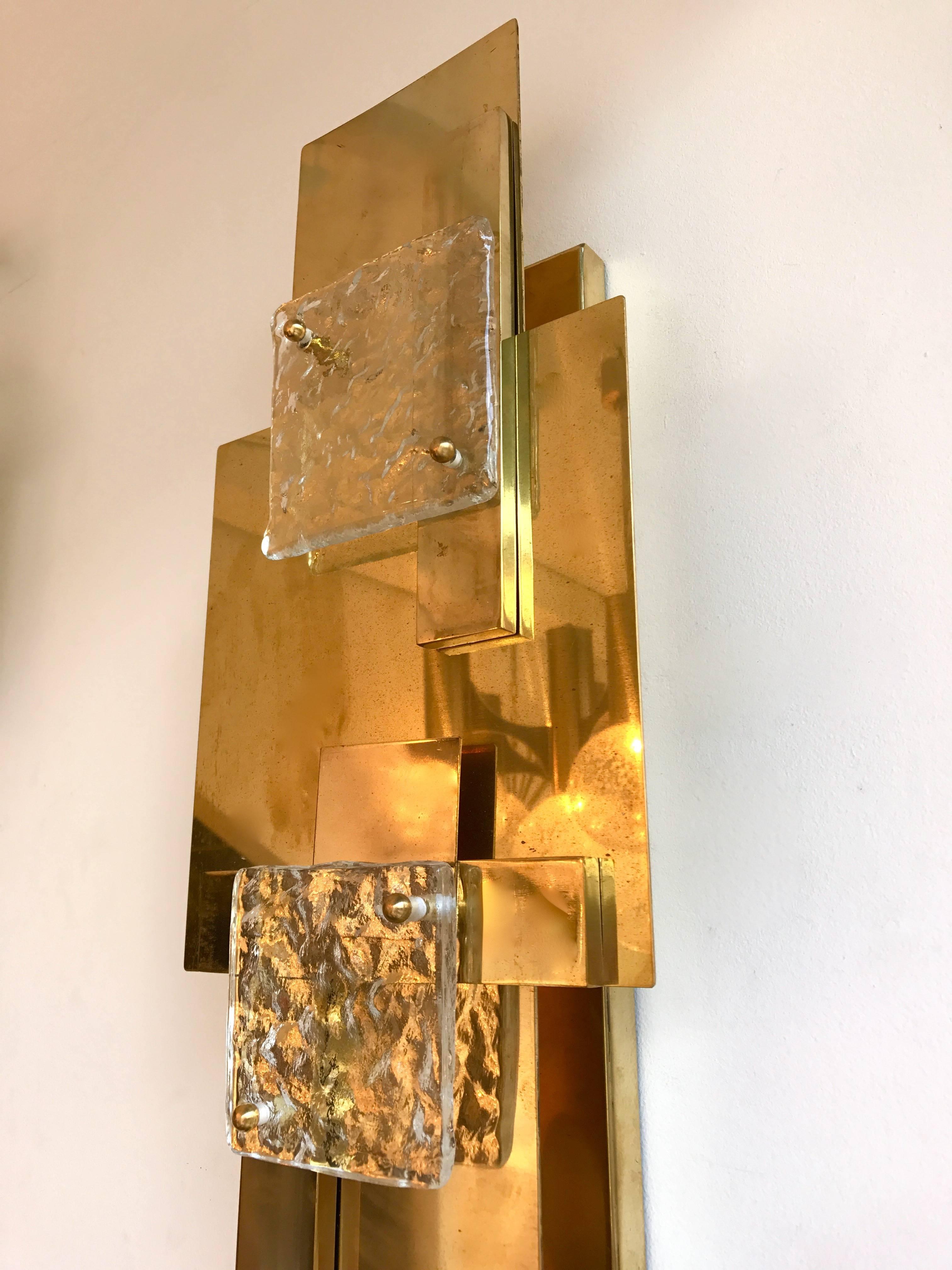 Laiton Grande paire d'appliques contemporaines en laiton Verre géométrique de Murano, Italie en vente