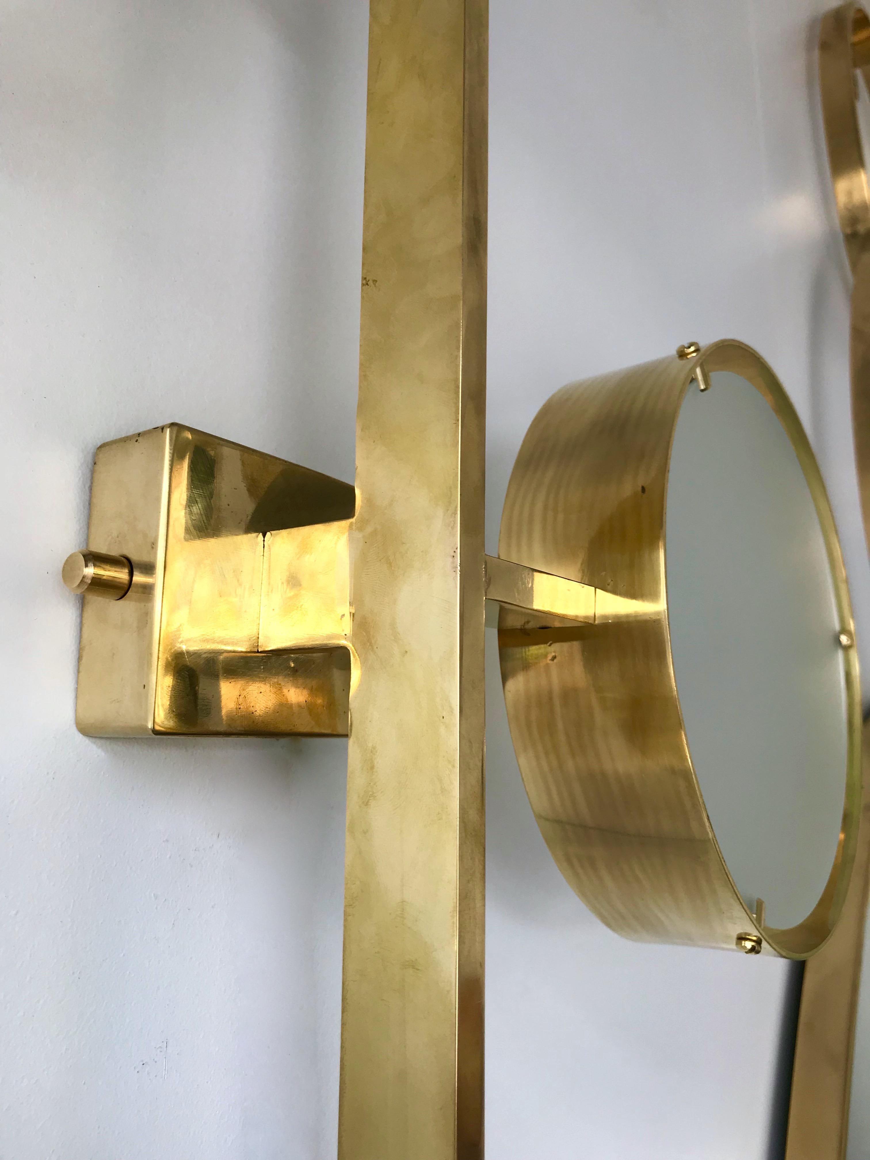 Pair of sconces or wall lights in brass and opaline glass shade. Contemporary work, few Italian artisanal exclusive production. In the style of Reggiani, Stilnovo, Sciolari, Arteluce, Arredoluce, Hollywood Regency.