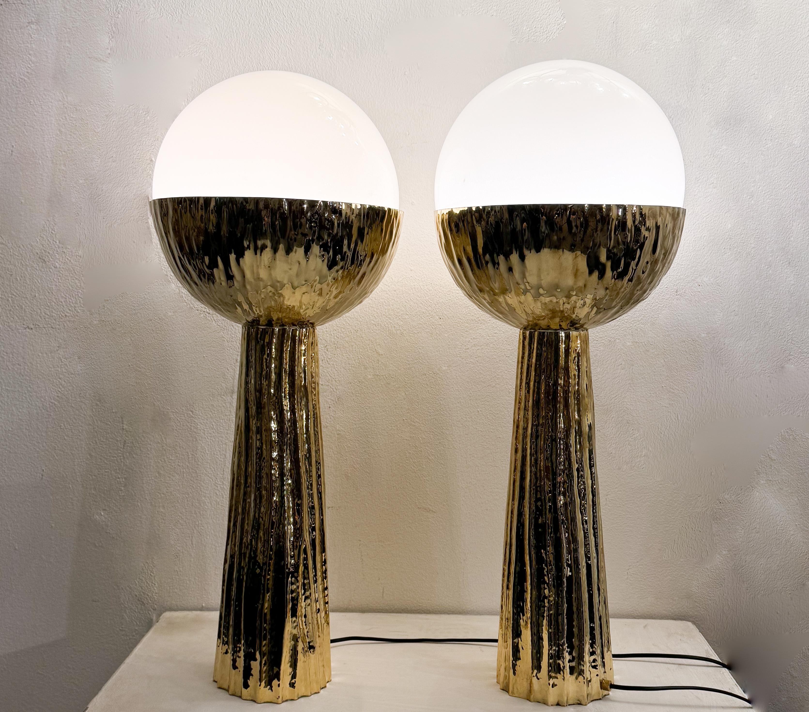 italien Paire de lampes de table contemporaines en laiton, Italie en vente