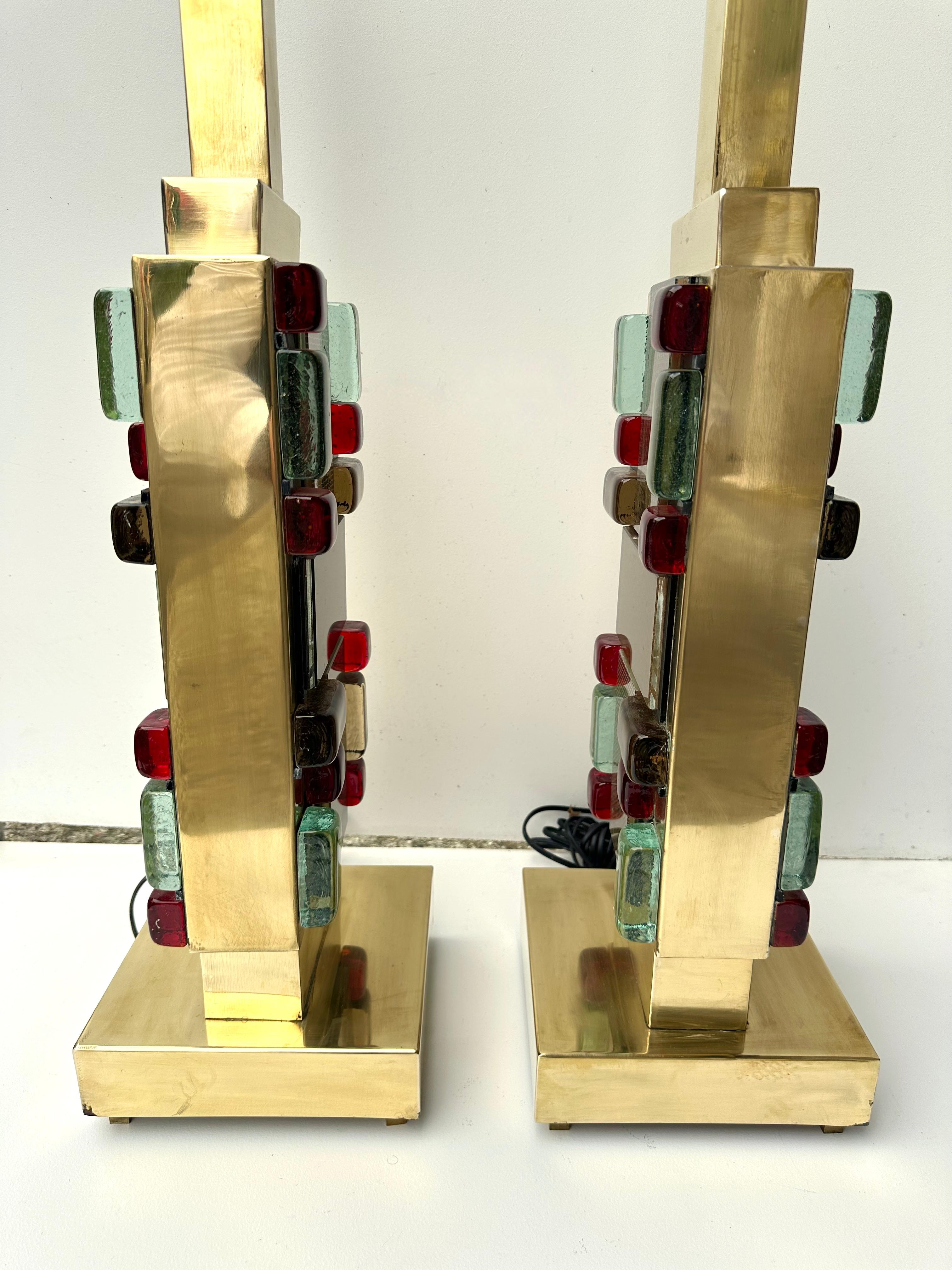Contemporary Pair of Brass Textured and Cabochon Murano Glass Lamps, Italy In Good Condition For Sale In SAINT-OUEN, FR