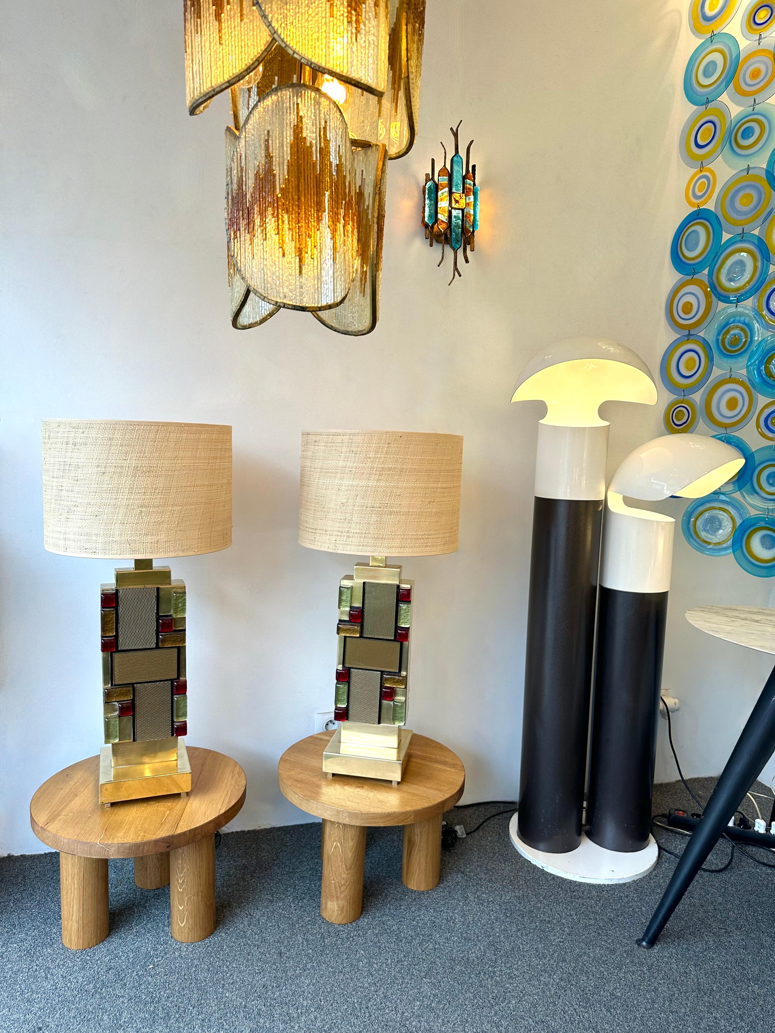 Contemporary Pair of Brass Textured and Cabochon Murano Glass Lamps, Italy For Sale 2