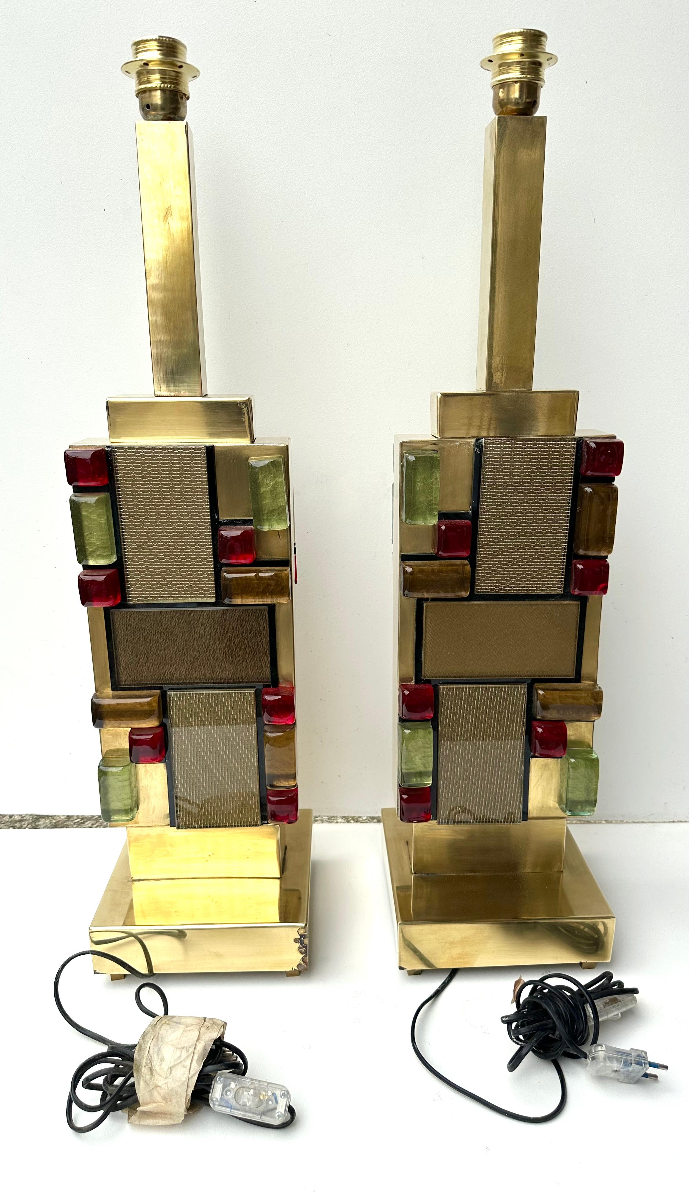 Contemporary Pair of Brass Textured and Cabochon Murano Glass Lamps, Italy For Sale 3