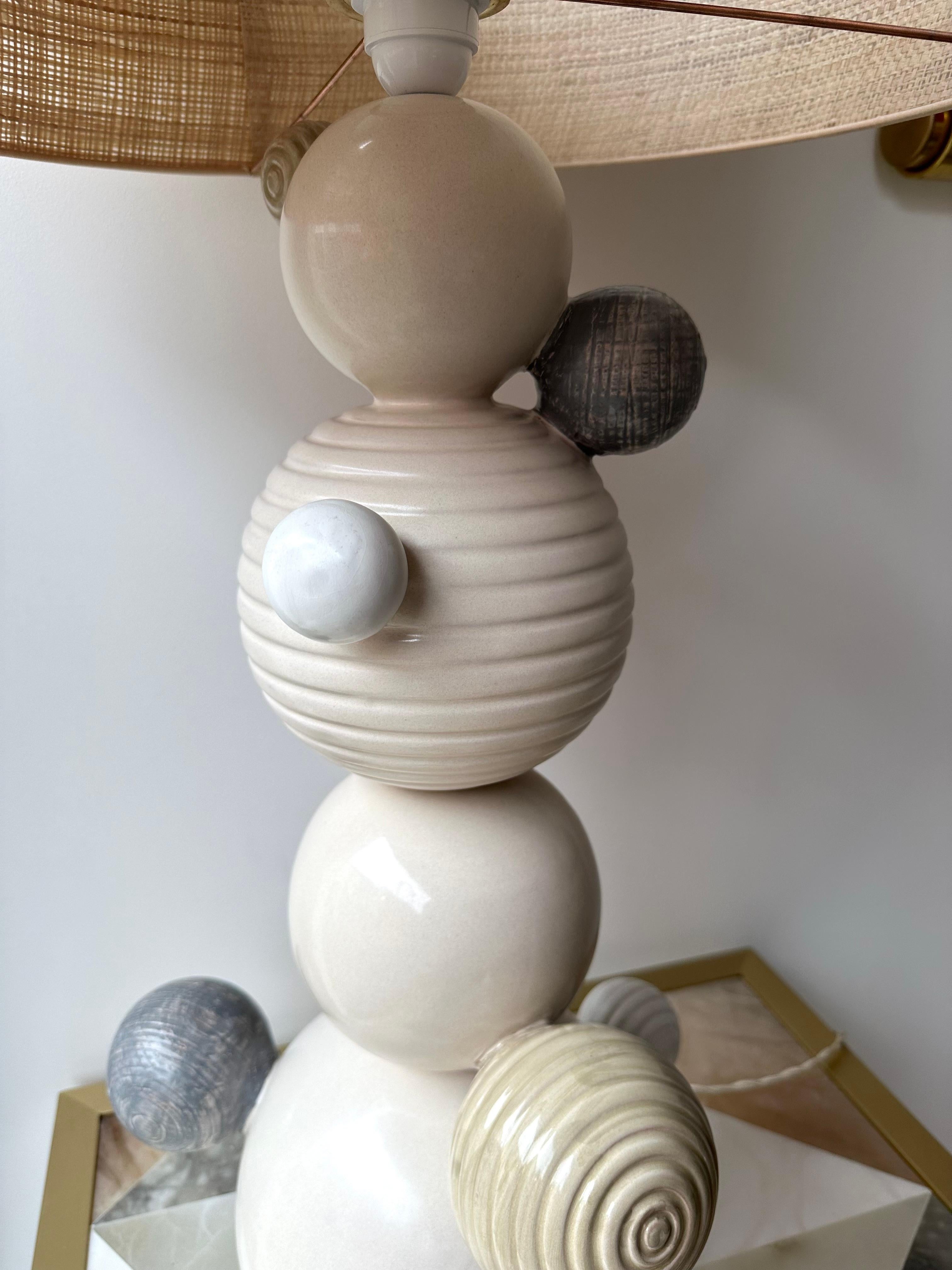 Paar Tisch- oder Nachttischlampen Atomo in natürlicher Farbe aus Terrakotta-Keramik, schöne Rattan-Schirme für den italienischen Künstler Antonio's Design gemacht. Monogramm AC unterschreiben. Edition Stanislas Reboul Gallery, limitiert auf 20