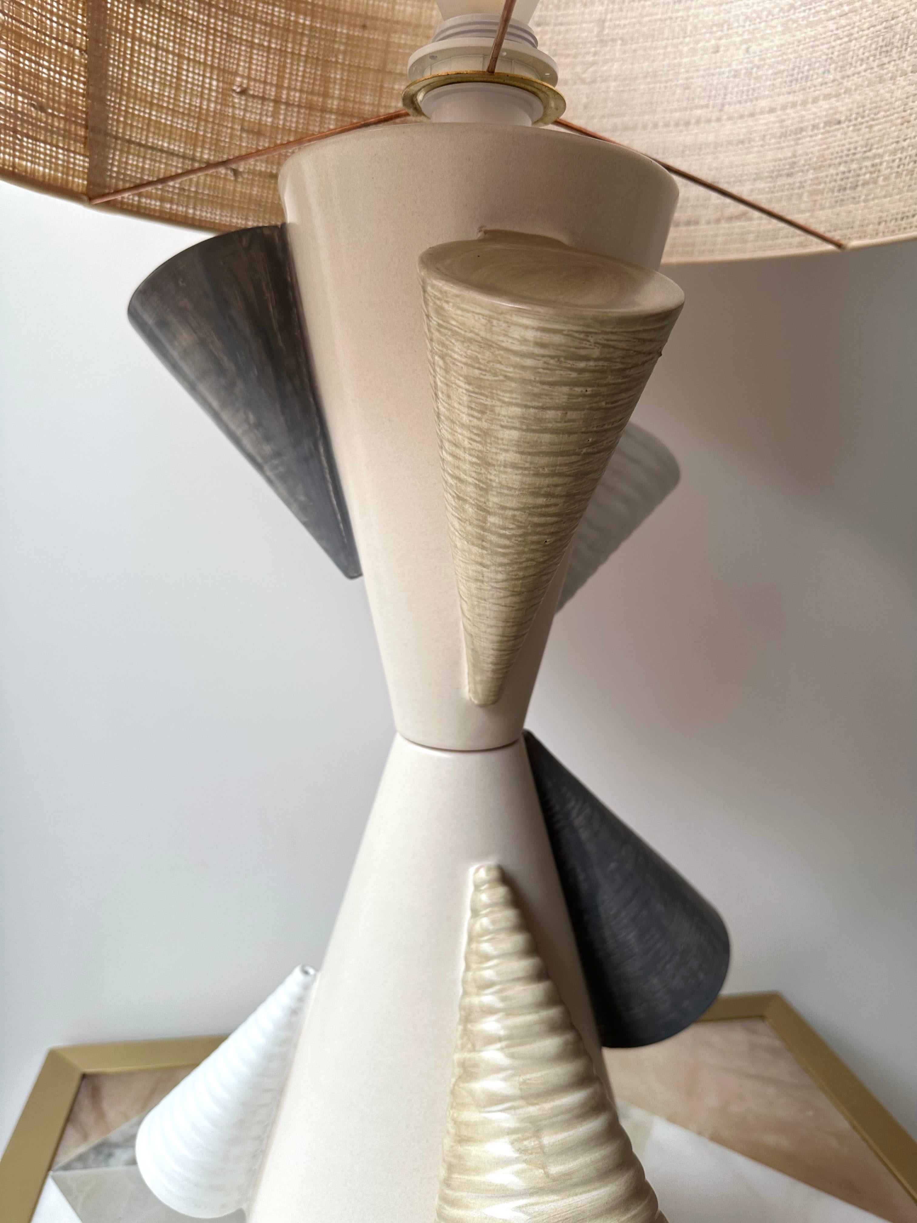 Paar Tisch- oder Nachttischlampen Cone in natürlicher Farbe keramische Terrakotta, schöne Raffia Rattan Schatten für die italienische Künstler Design Antonio Cagianelli gemacht. Monogramm AC unterschreiben. Edition Stanislas Reboul Gallery,