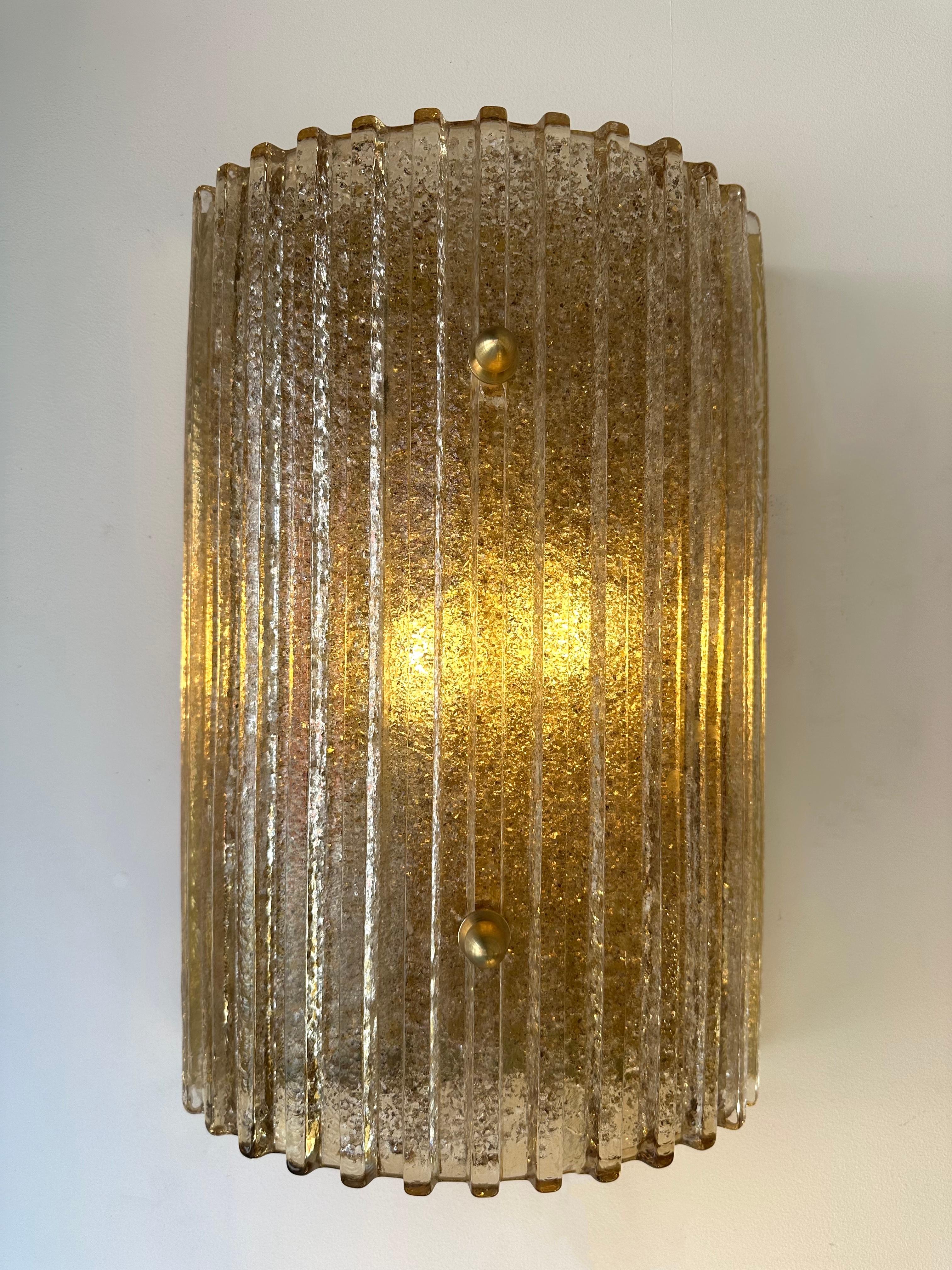 Pareja contemporánea de apliques de cristal de Murano y latón Cola Granita, Italia en venta 3