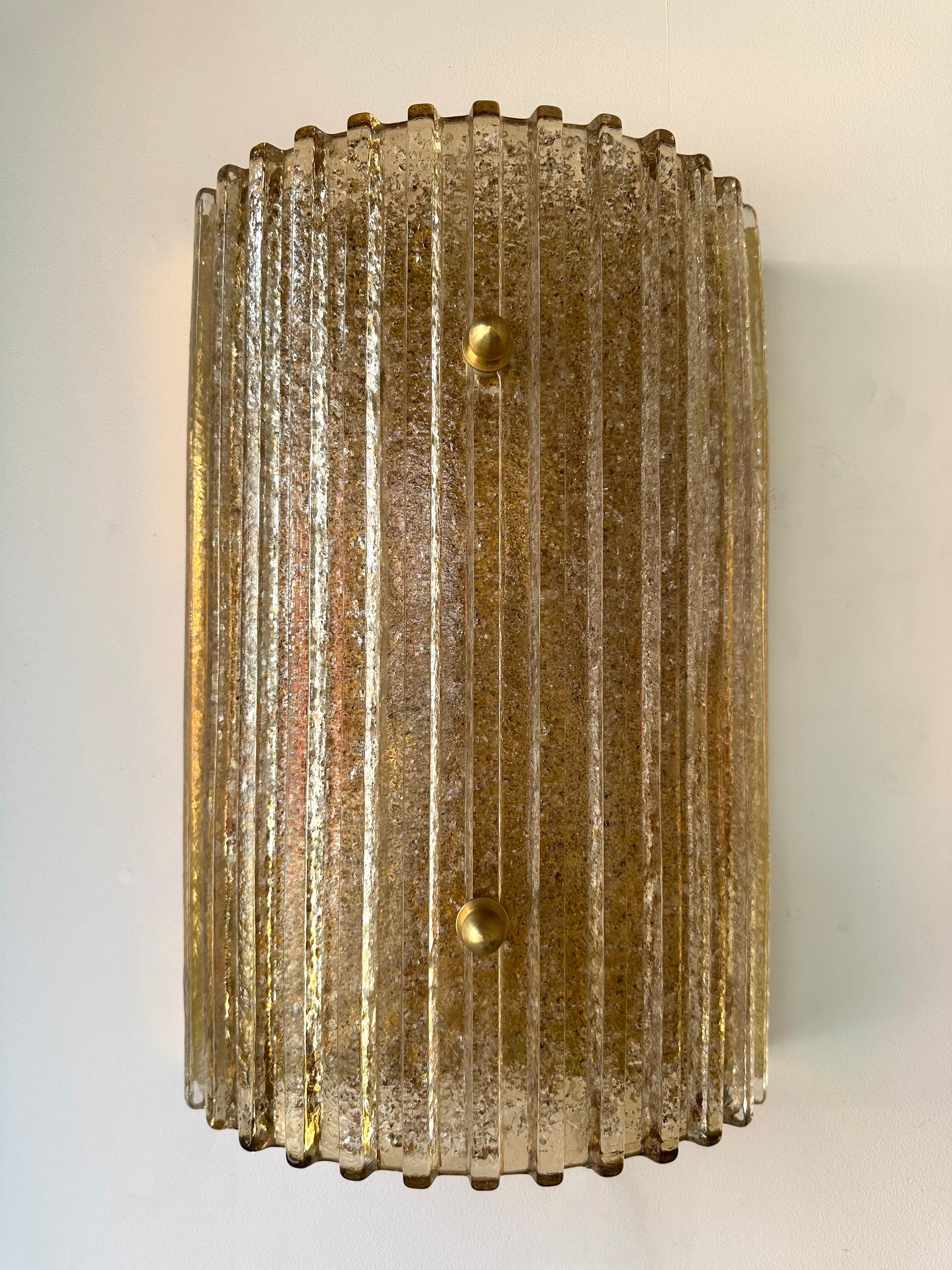 Contemporary Mid-Century Modern Space Age style Pareja de 2 apliques de cristal de Murano cola granita y latón. Pequeñas imperfecciones debidas a la fabricación artesanal. Fabricantes famosos como Barovier Toso Fabbian, Venini, Veronese, La Murrina,