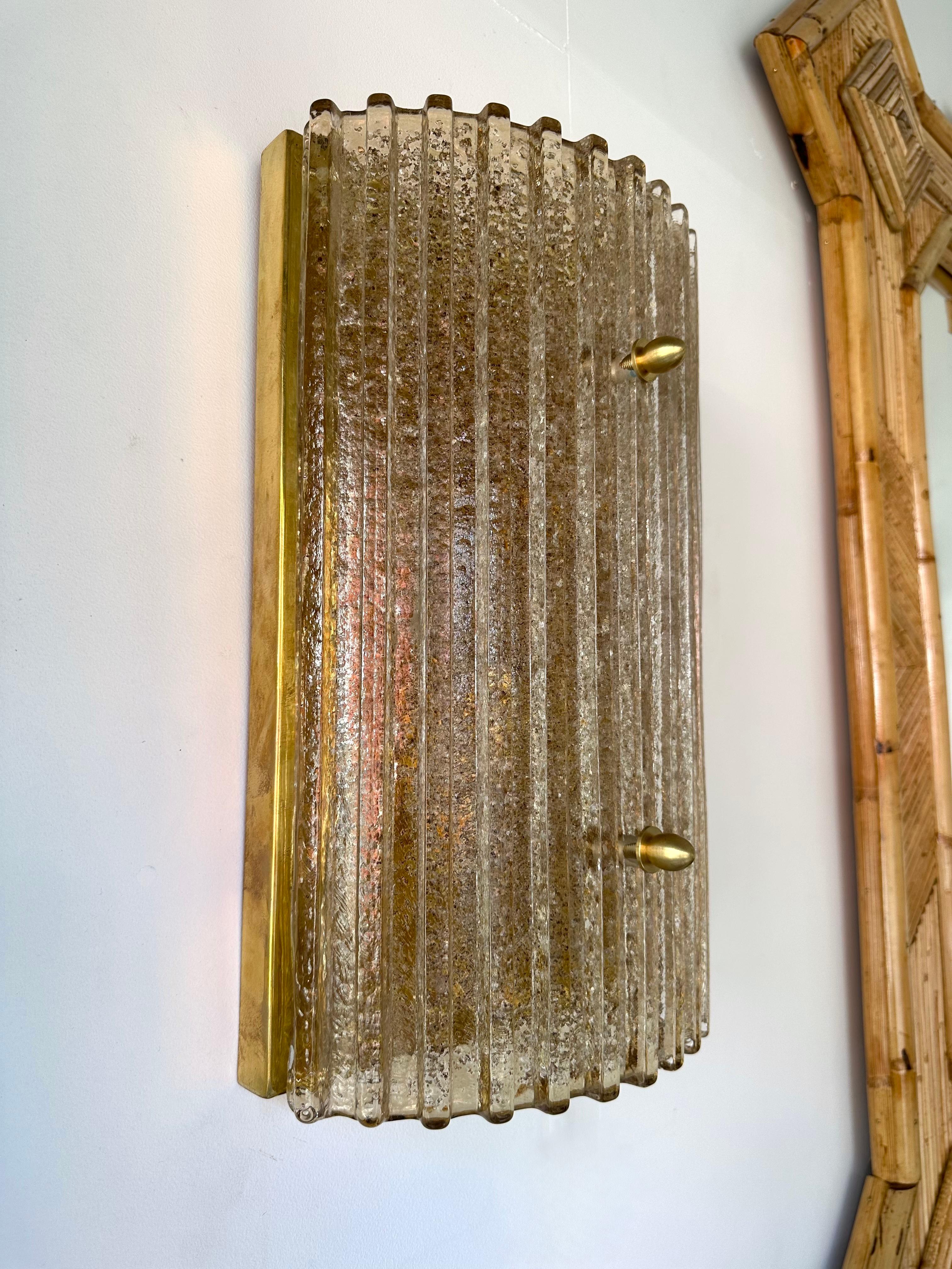 Pareja contemporánea de apliques de cristal de Murano y latón Cola Granita, Italia Moderno de mediados de siglo en venta