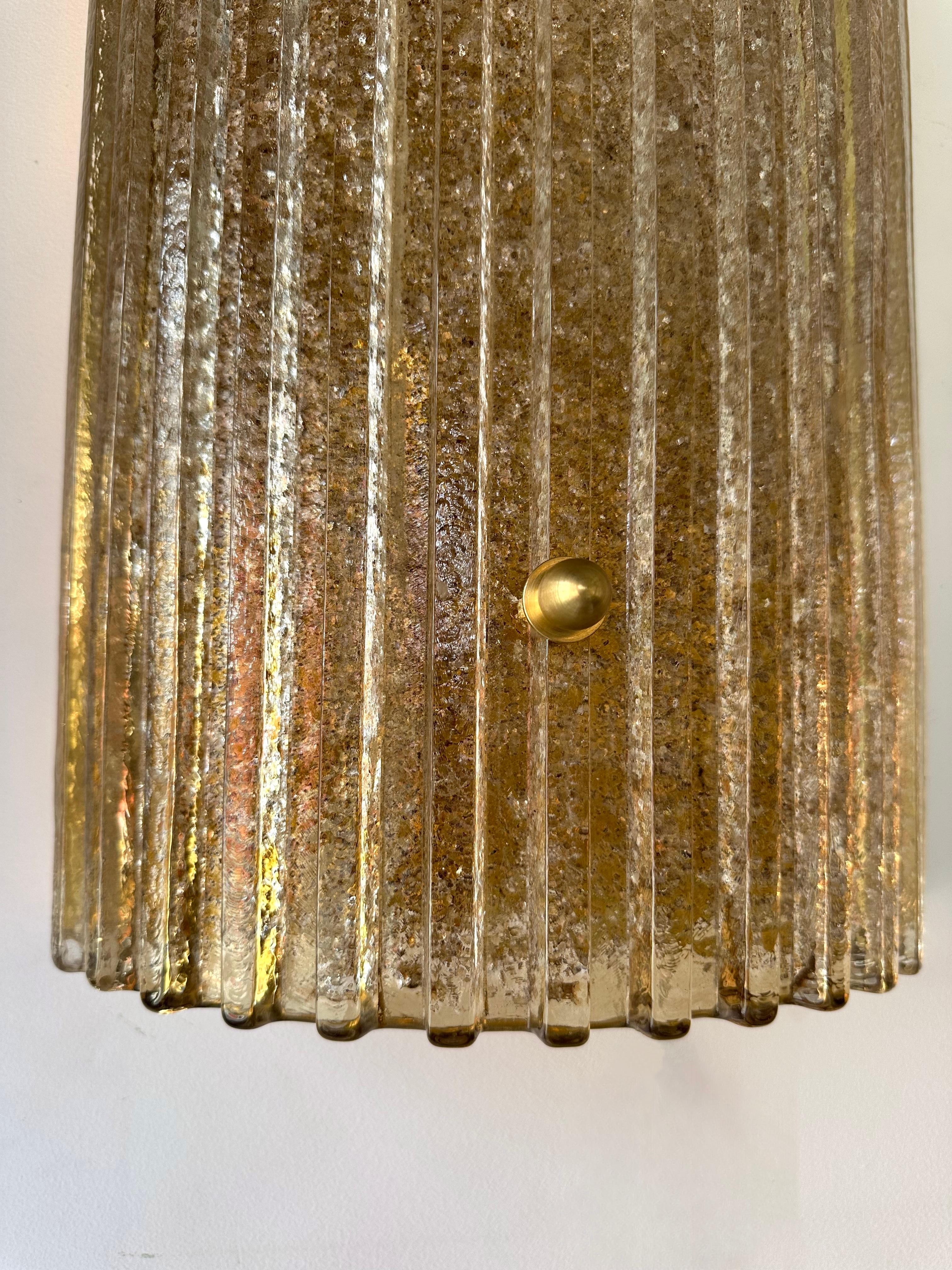 Pareja contemporánea de apliques de cristal de Murano y latón Cola Granita, Italia Italiano en venta