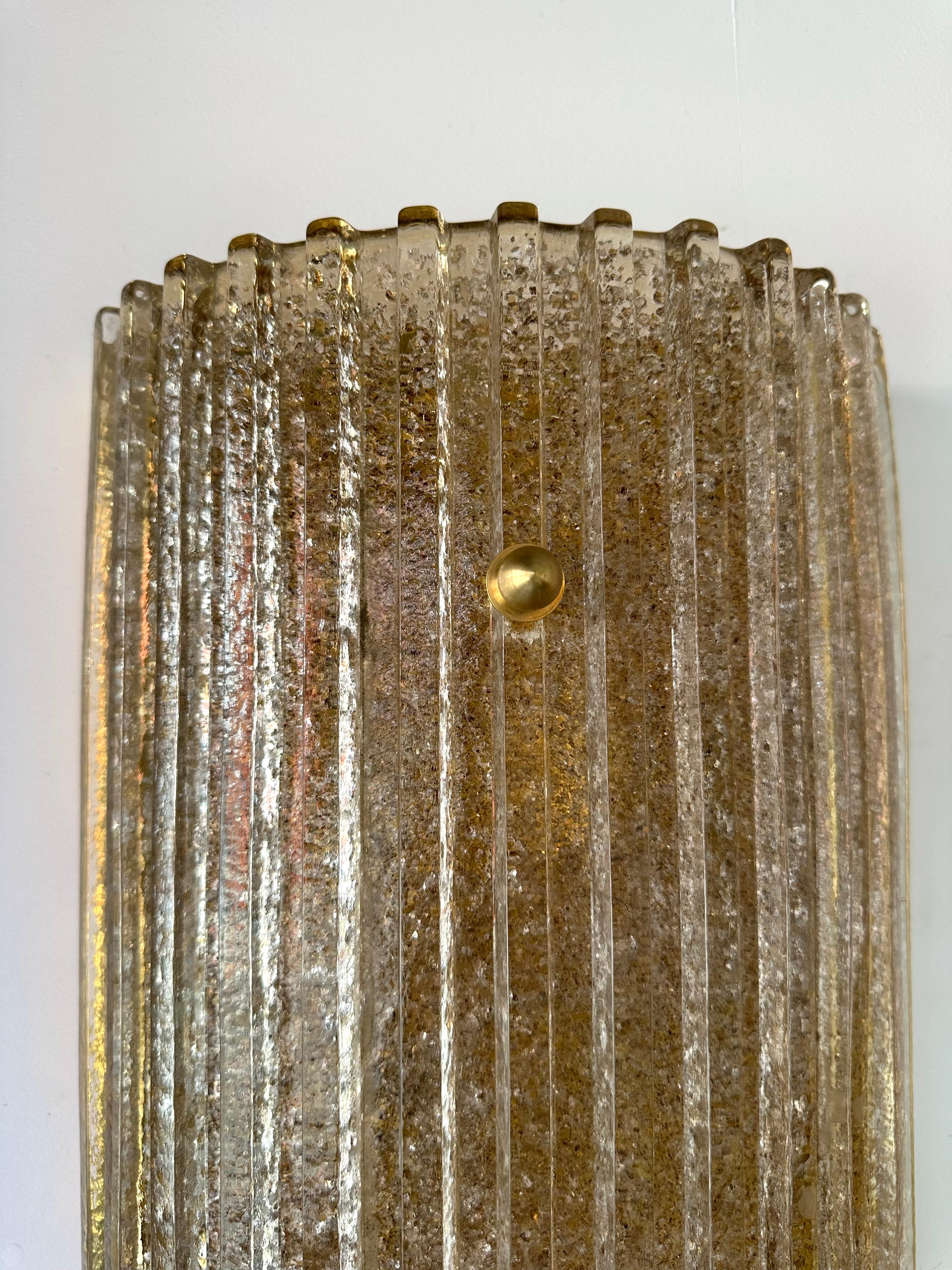 Pareja contemporánea de apliques de cristal de Murano y latón Cola Granita, Italia en Nuevo estado para la venta en SAINT-OUEN, FR