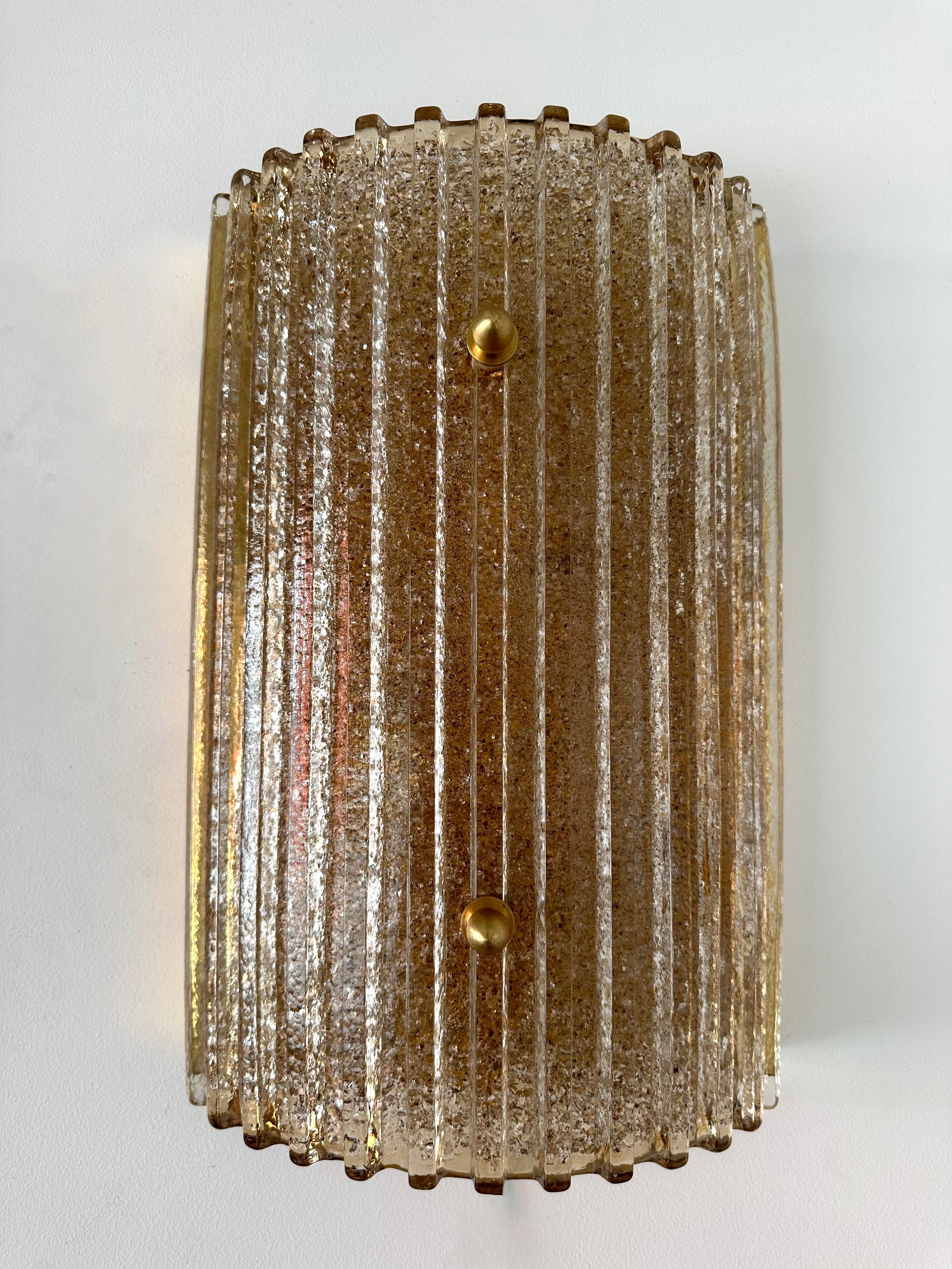 Pareja contemporánea de apliques de cristal de Murano y latón Cola Granita, Italia Latón en venta