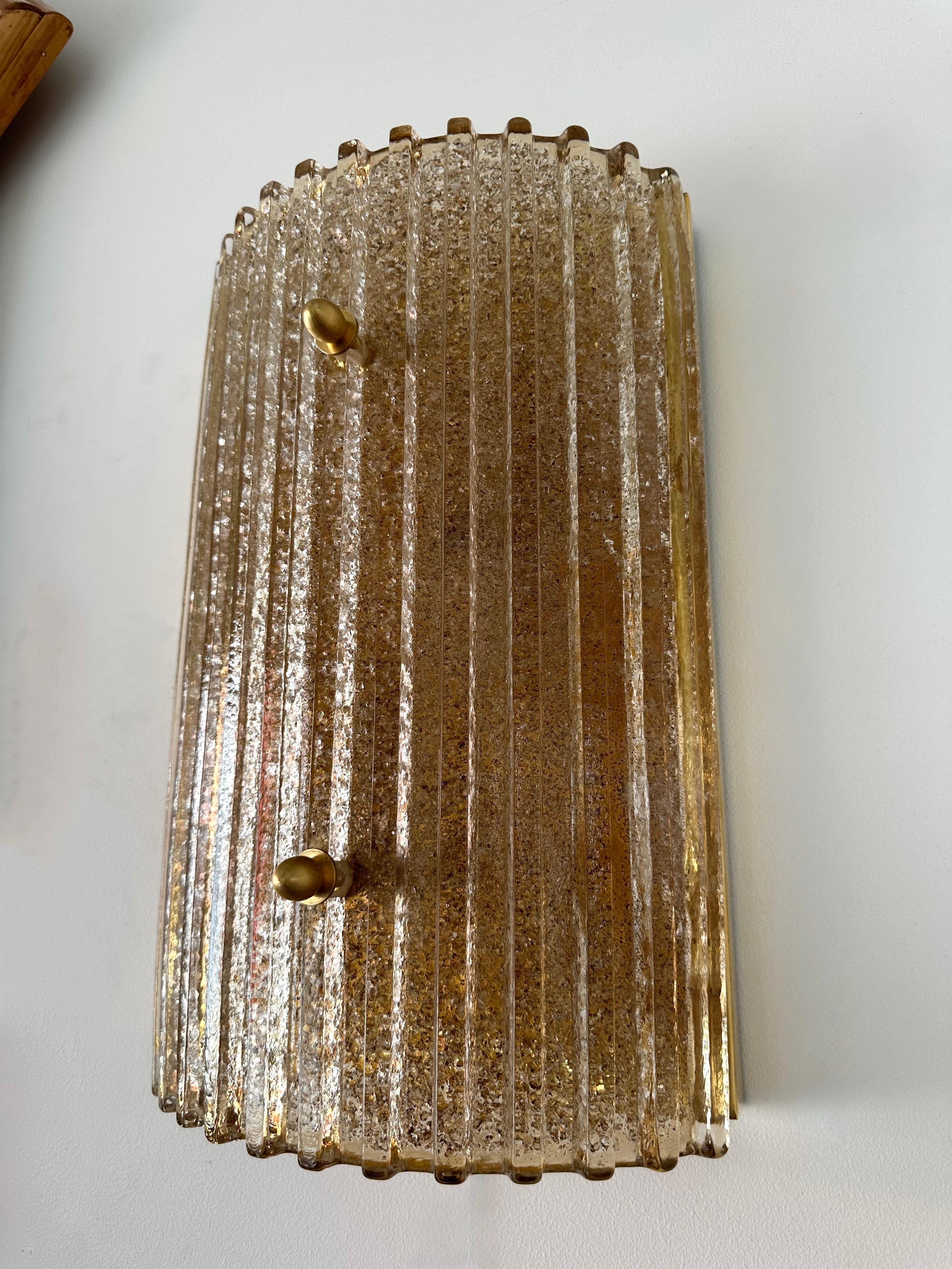 Pareja contemporánea de apliques de cristal de Murano y latón Cola Granita, Italia en venta 2