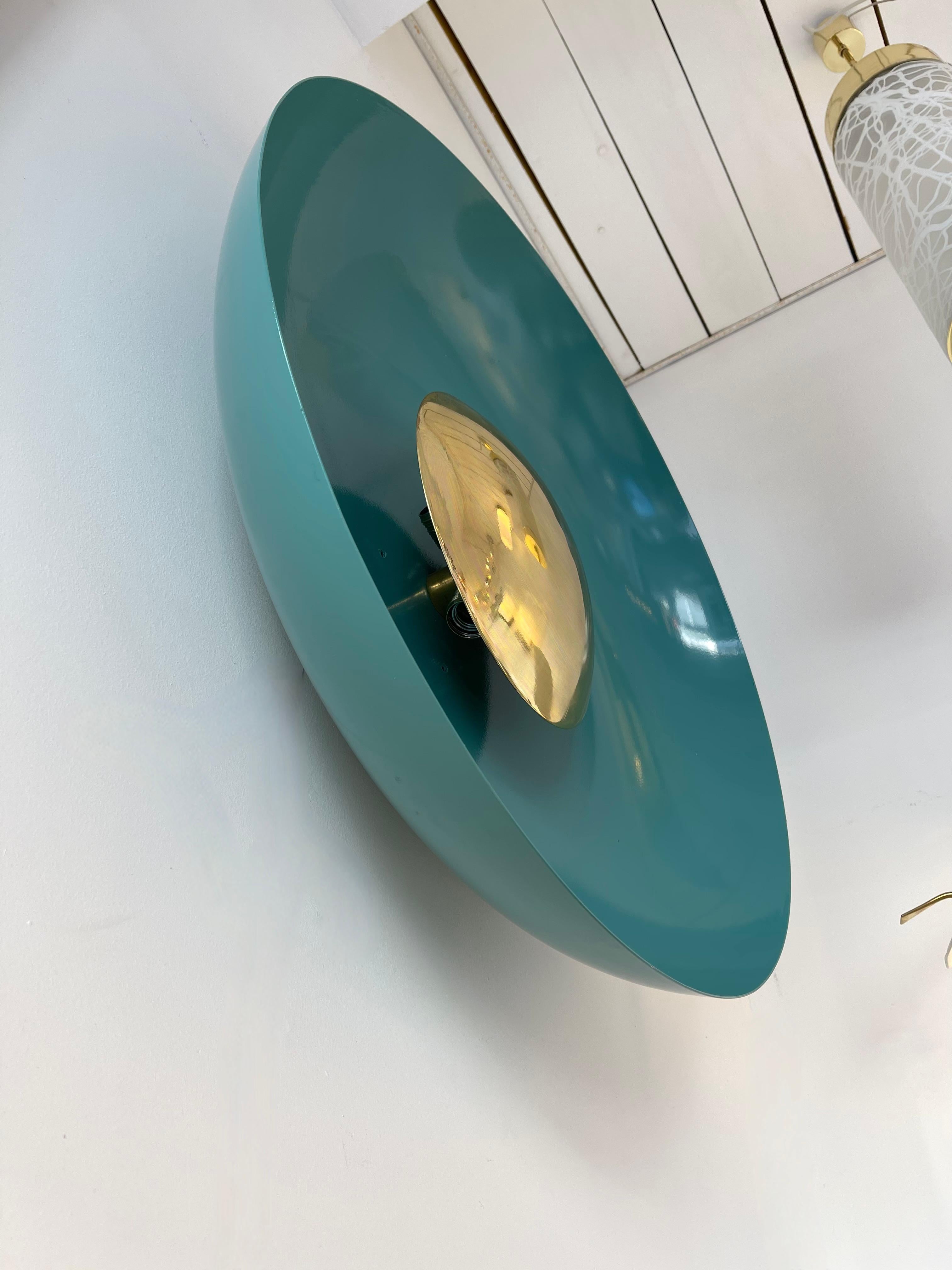 Coppia contemporanea di lampade curve in metallo laccato e ottone, Italia in vendita 5