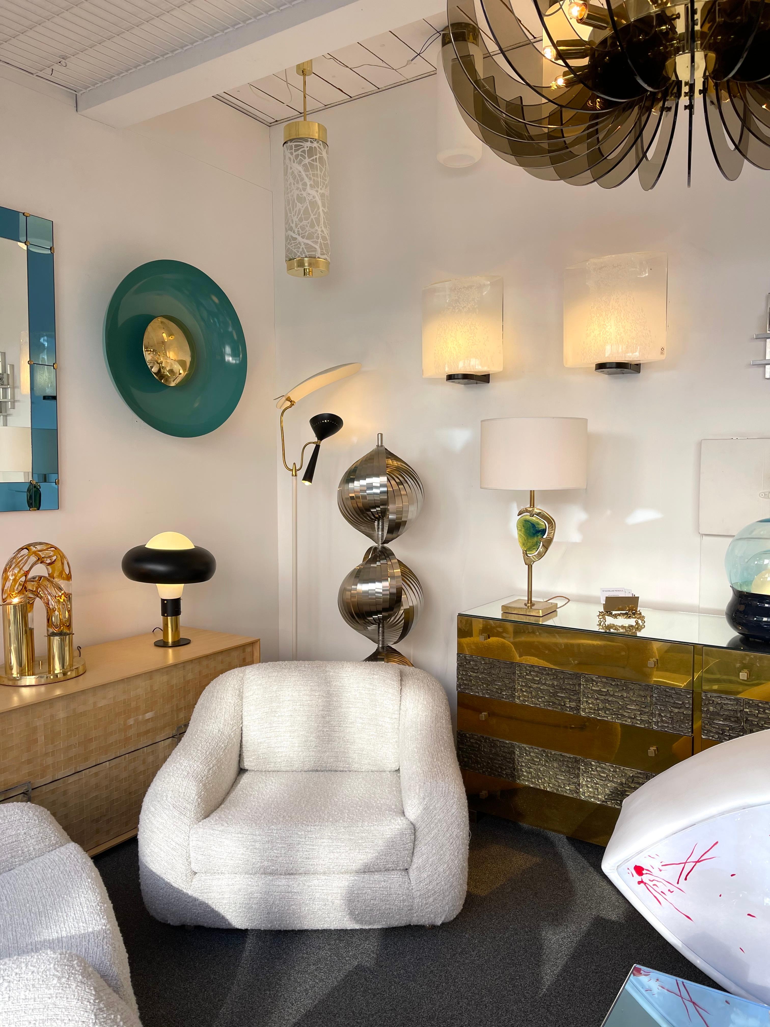 Coppia contemporanea di lampade curve in metallo laccato e ottone, Italia in vendita 6