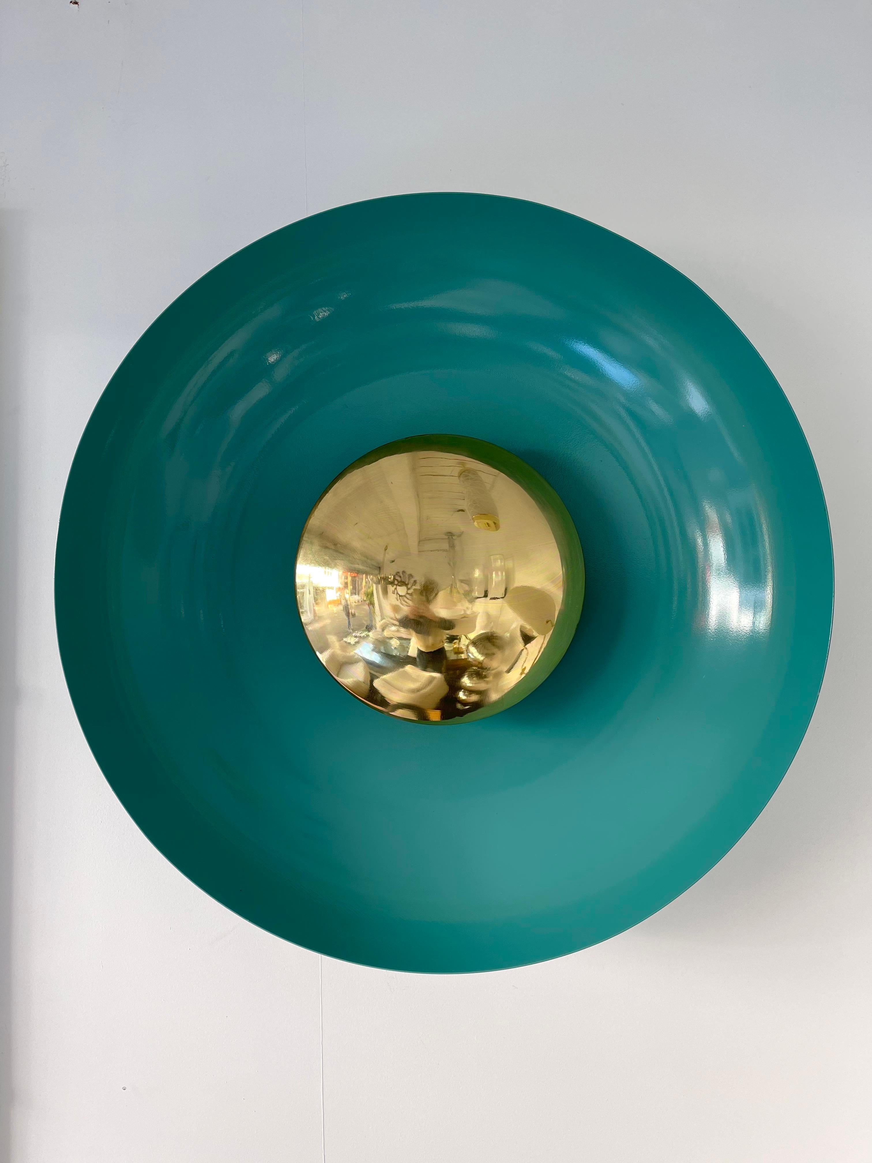 XXI secolo e contemporaneo Coppia contemporanea di lampade curve in metallo laccato e ottone, Italia in vendita