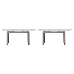 Paire de consoles contemporaines en demi-lune faites de quartz blanc et d'acier