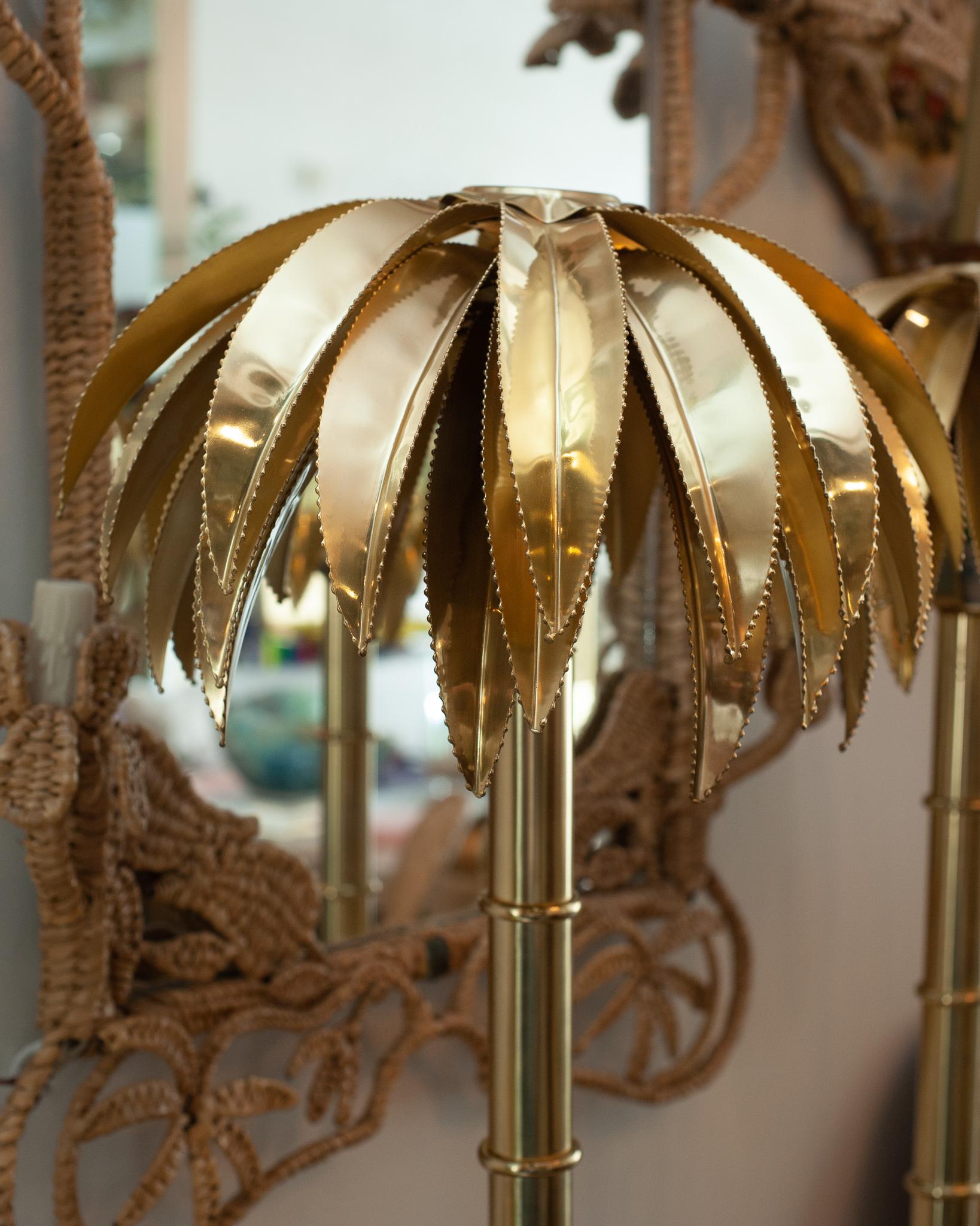 Zeitgenössisches Paar Palmen-Tischlampen aus Goldmessing (Italienisch) im Angebot