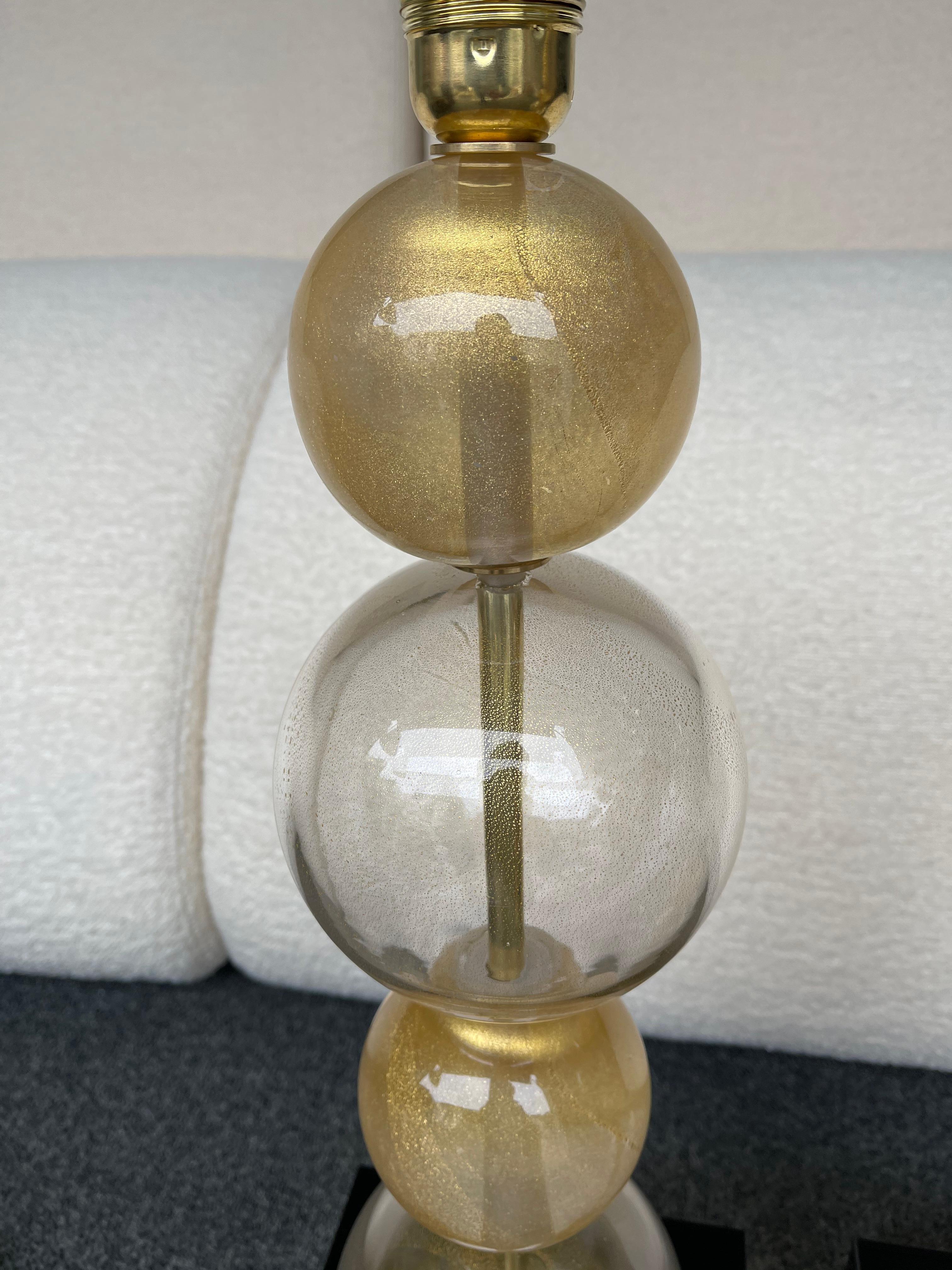 Zeitgenössisches Paar goldener Blasenlampen aus Muranoglas und Messing, Italien im Angebot 4