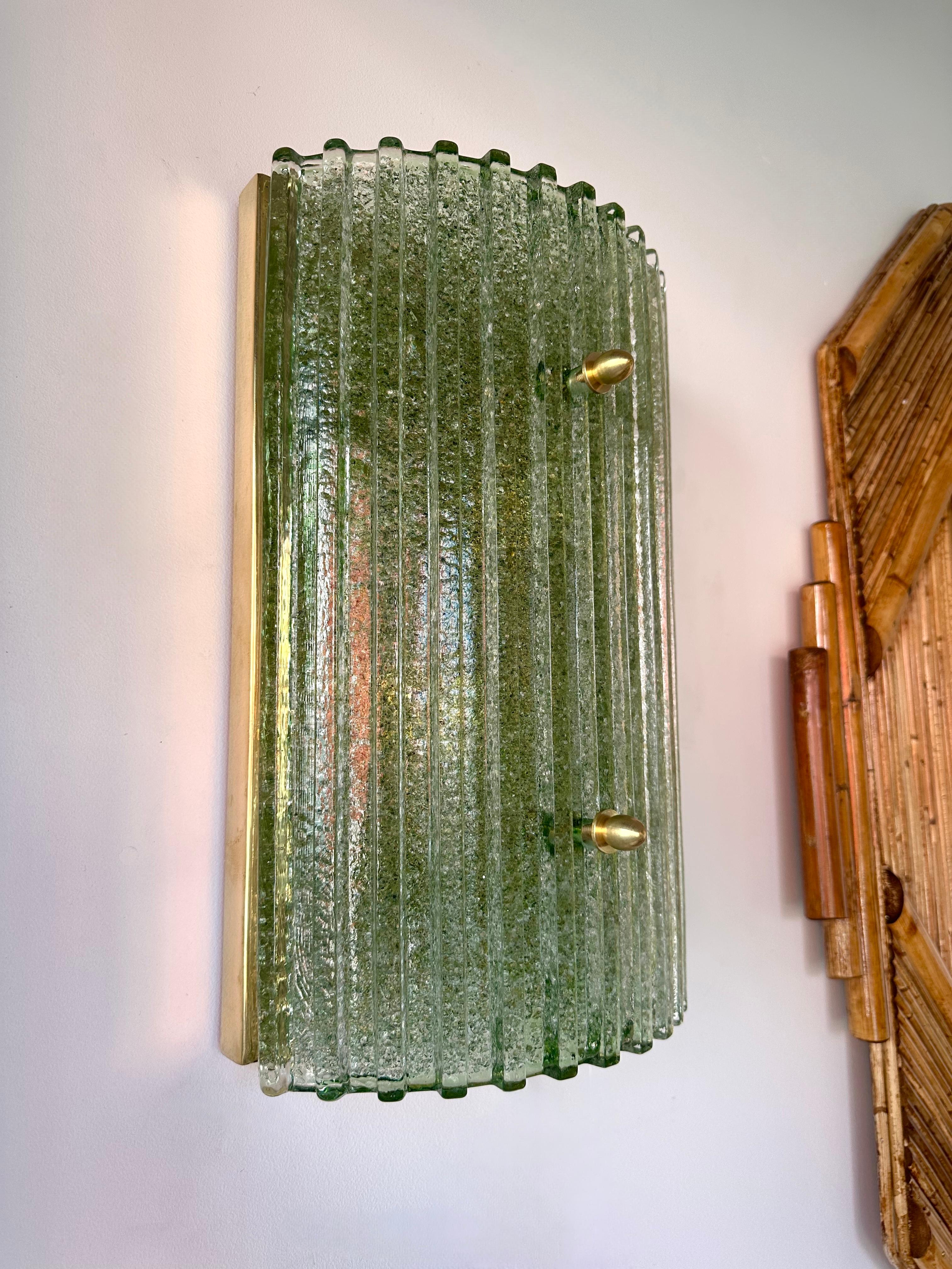 Lampade da parete contemporanee in stile Mid-Century Modern AGE in vetro di Murano verde granita e ottone. Piccole imperfezioni dovute alla lavorazione artigianale a mano. Famosi designer di produzione come Barovier Toso Fabbian, Venini, Veronese,