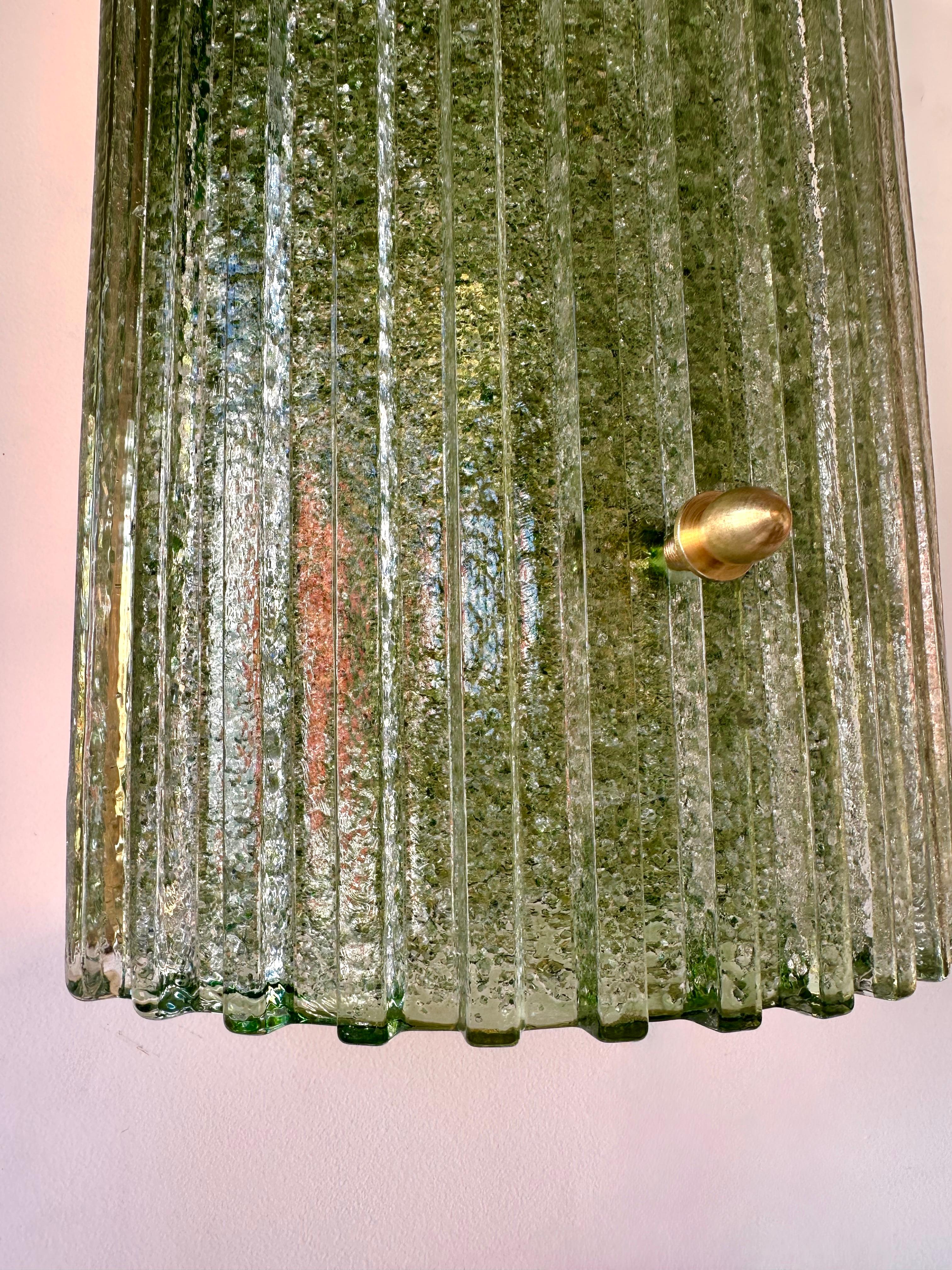 Mid-Century moderno Coppia contemporanea di lampade in vetro di Murano Greene & Greene e ottone, Italia in vendita