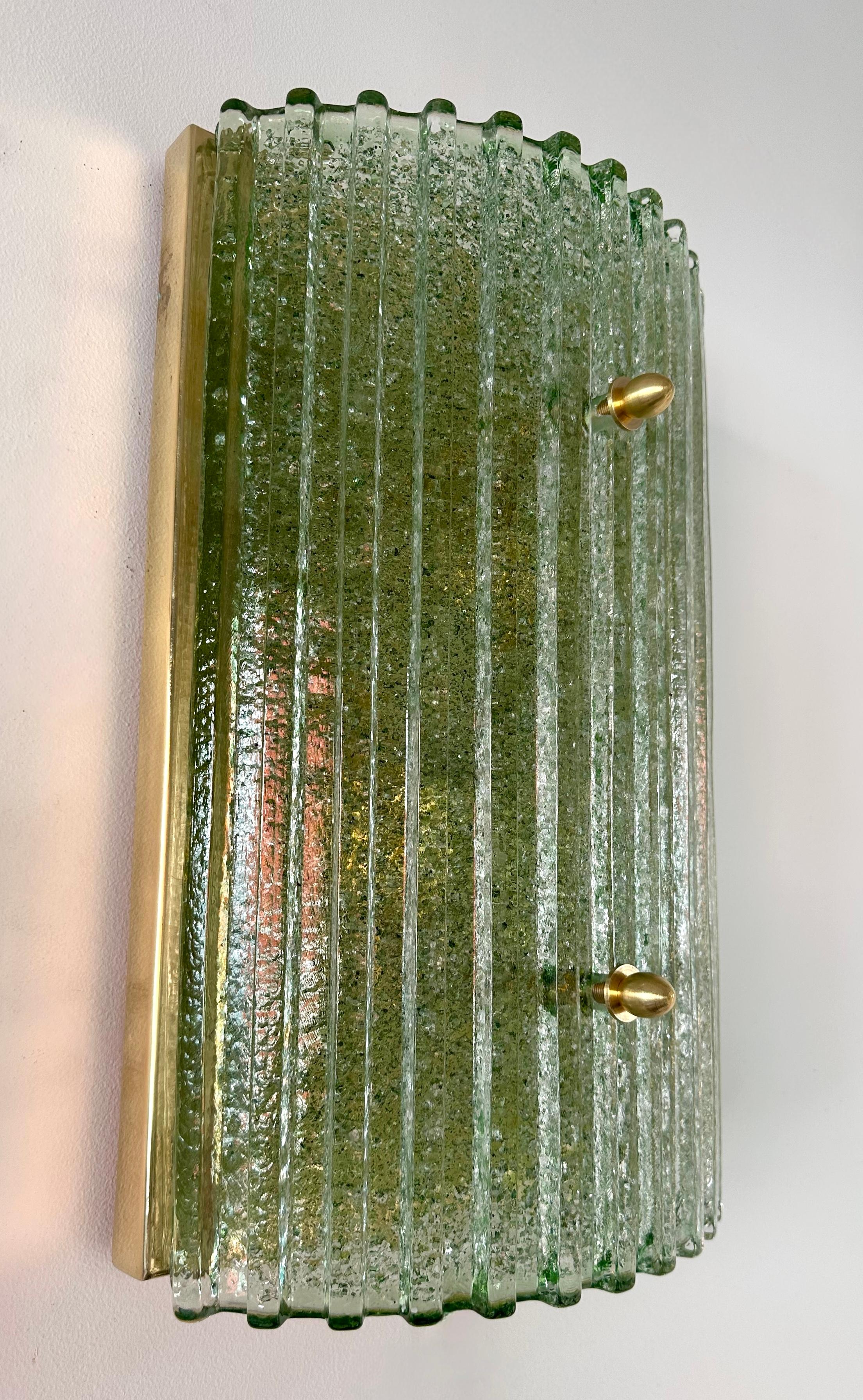 XXI secolo e contemporaneo Coppia contemporanea di lampade in vetro di Murano Greene & Greene e ottone, Italia in vendita