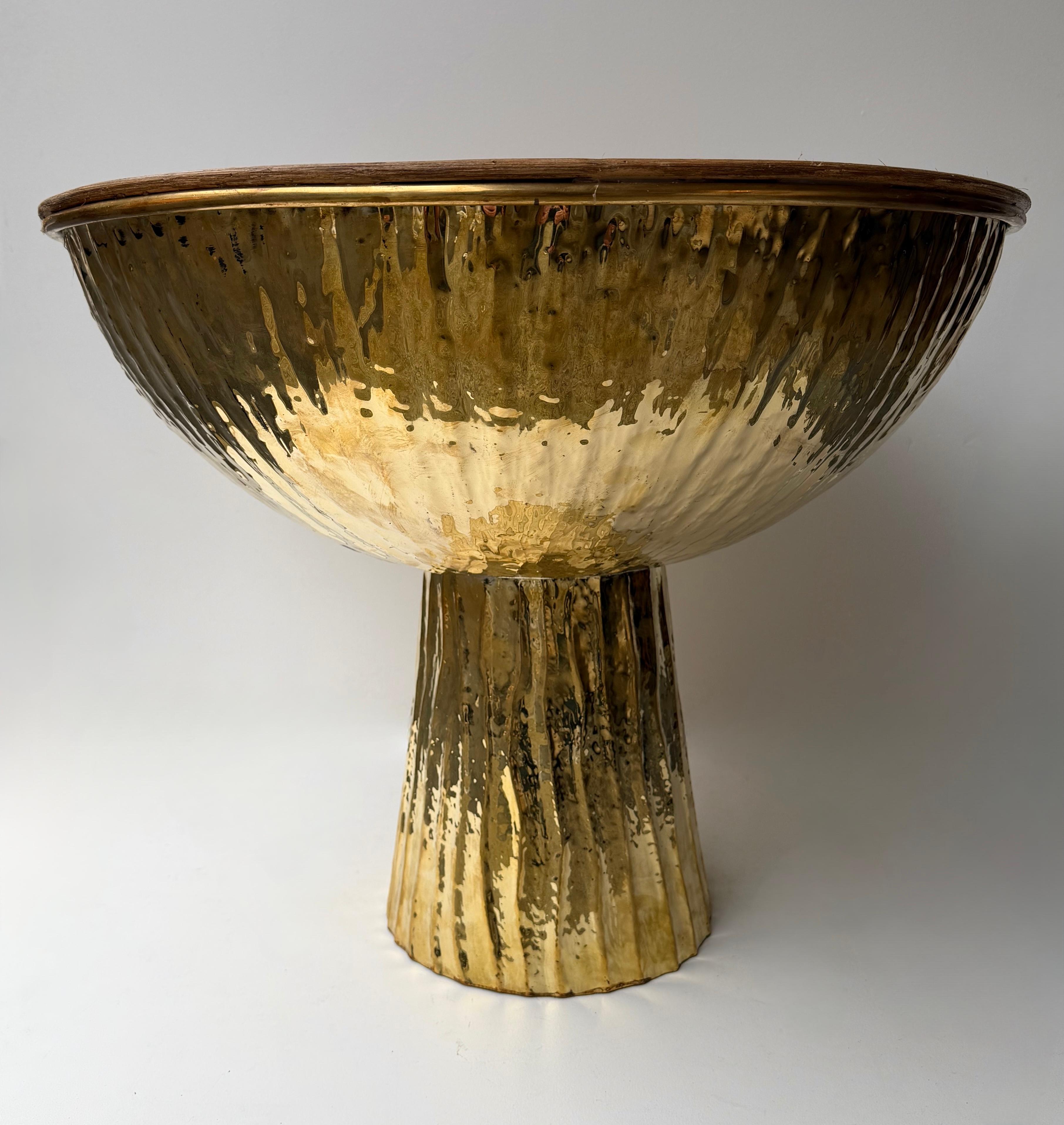 Mid-Century Modern Contemporary Pair of Hammered Brass Rattan Enamel Metal Side Tables, Italy For Sale