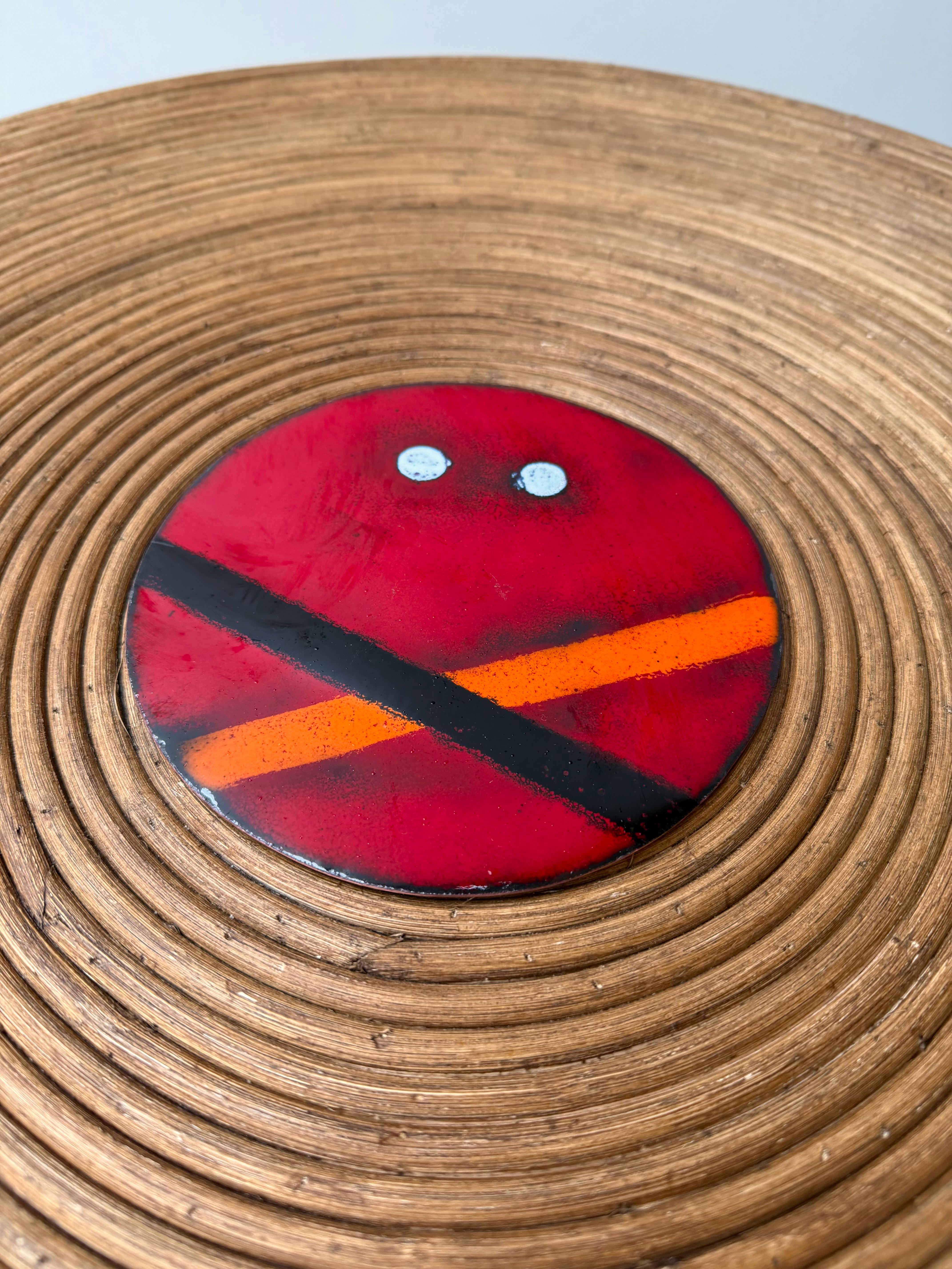 Contemporary Pair of Hammered Brass Rattan Enamel Metal Side Tables, Italy For Sale 1