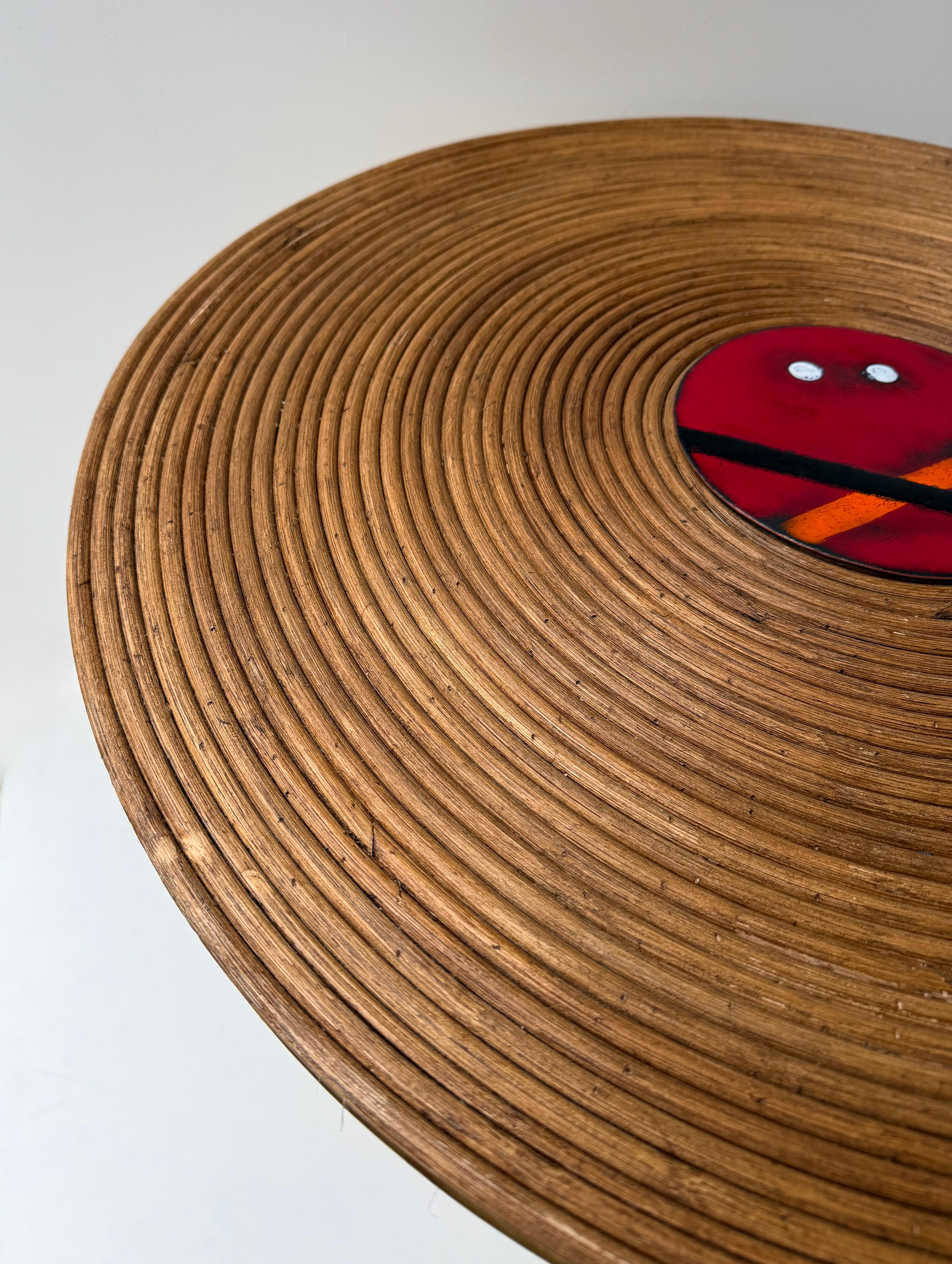 Contemporary Pair of Hammered Brass Rattan Enamel Metal Side Tables, Italy For Sale 2