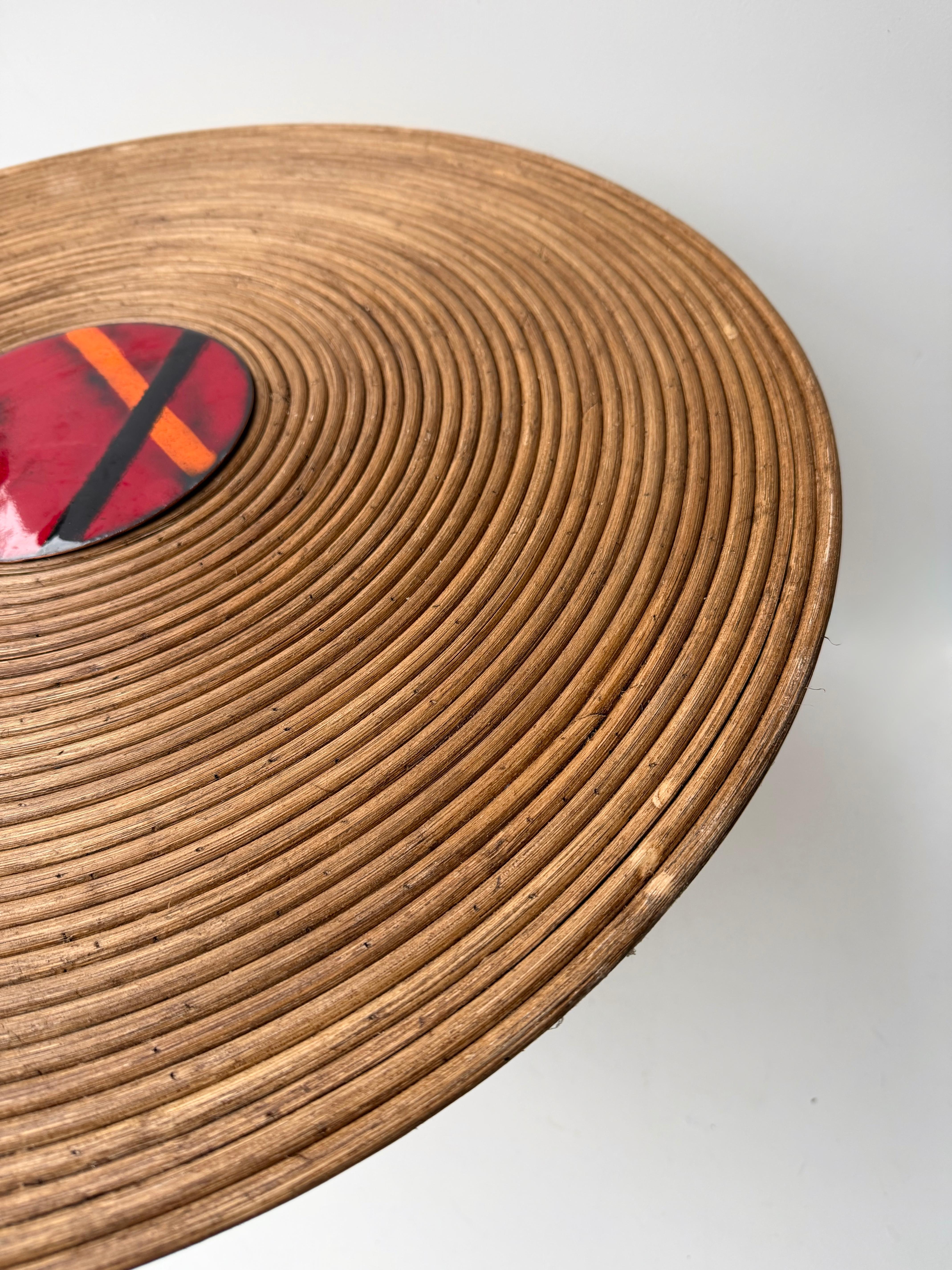 Contemporary Pair of Hammered Brass Rattan Enamel Metal Side Tables, Italy For Sale 3