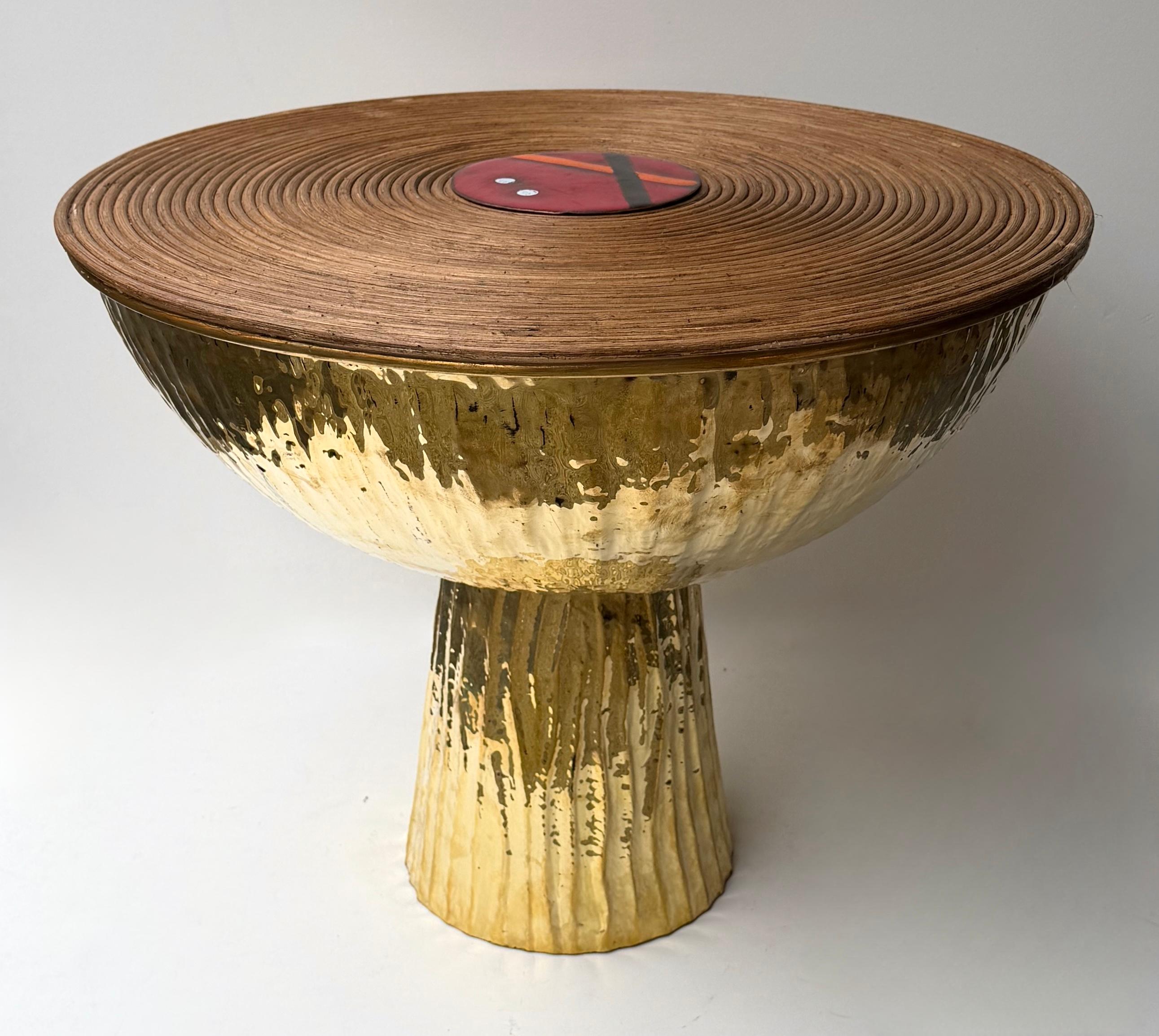 Contemporary Pair of Hammered Brass Rattan Enamel Metal Side Tables, Italy For Sale 4