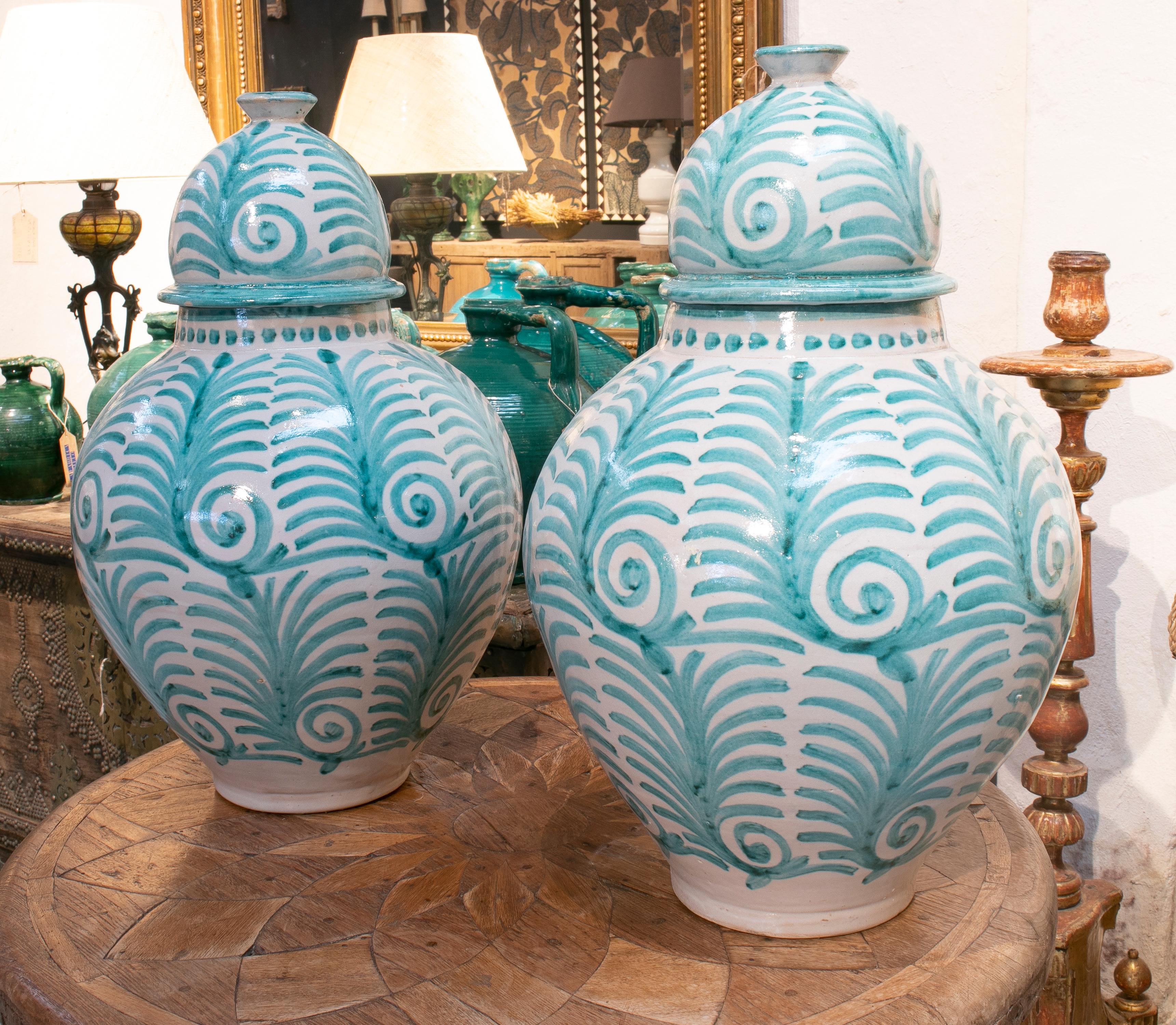 vases with lids