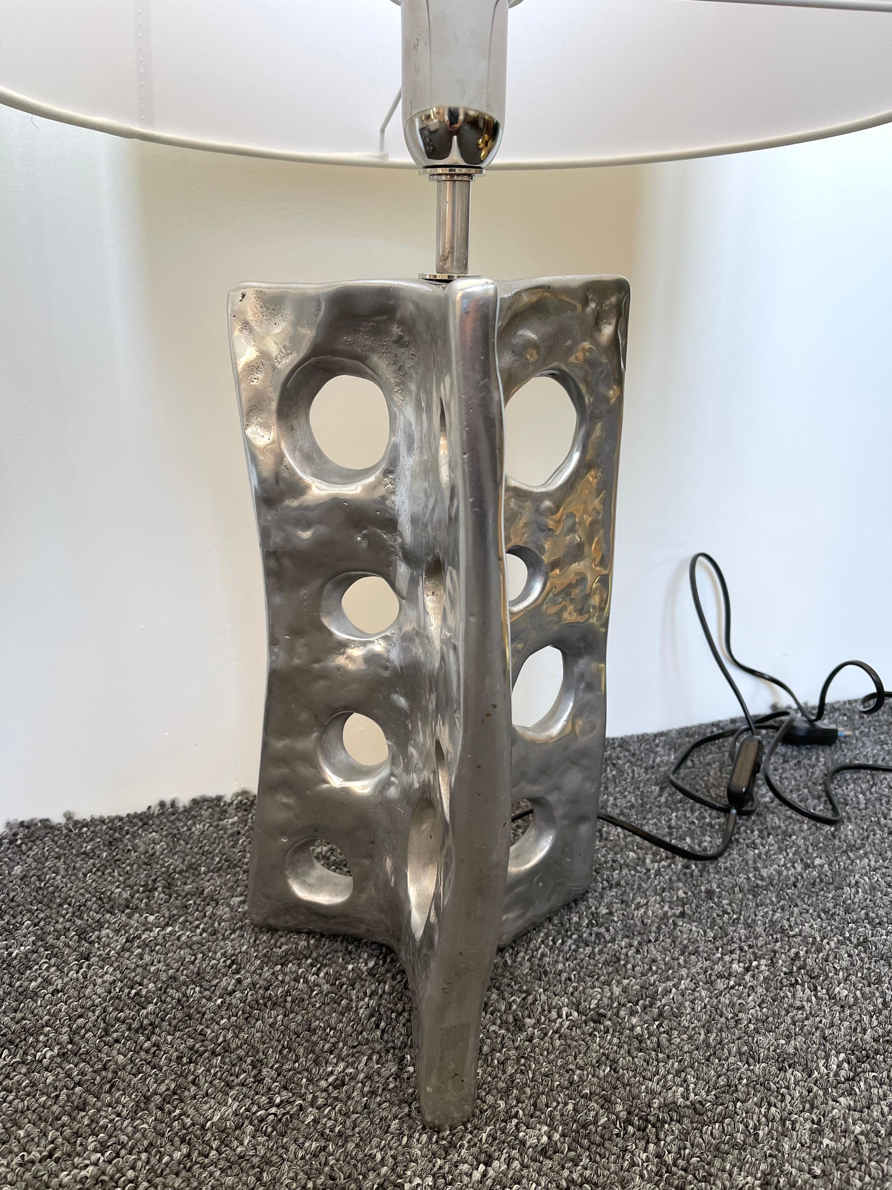 Sculptural pair of table or bedside holey lamps in cast aluminum or silver brass. In the mood of Hervé Van Der Straeten, Garouste & Bonetti, En attendant les Barbares, Franck Evenou, Fondica, Hubert Le Gall.

Demo shades are non included.