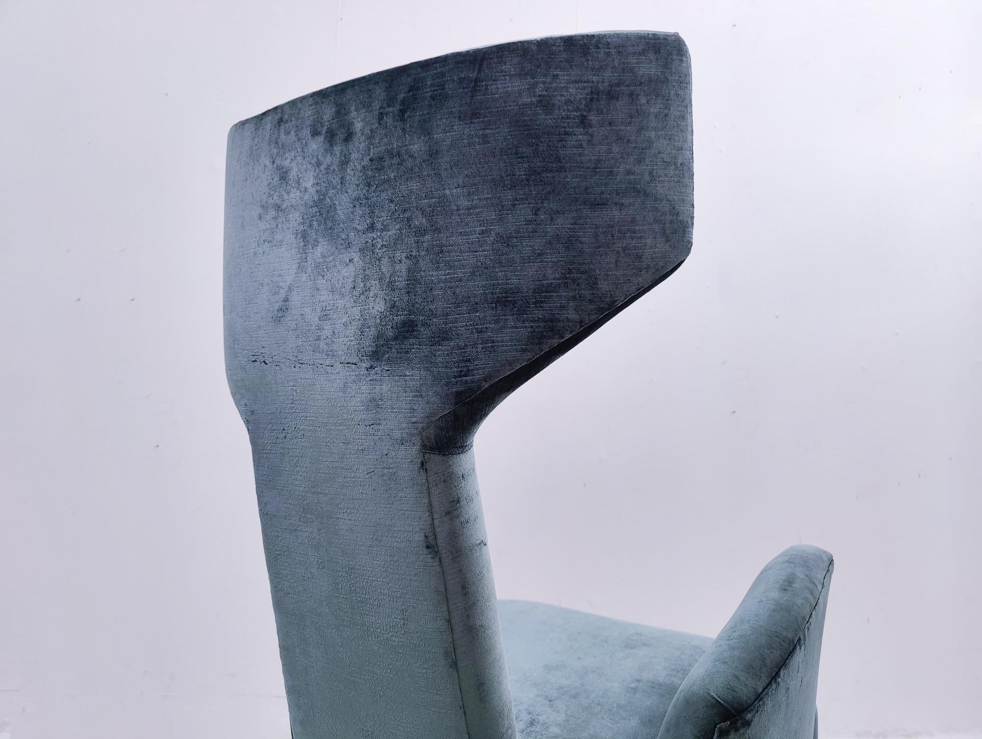 Contemporary Pair of Italian Armchairs, Renzo Zavanella Reissue, Holz und Samt (Moderne der Mitte des Jahrhunderts) im Angebot