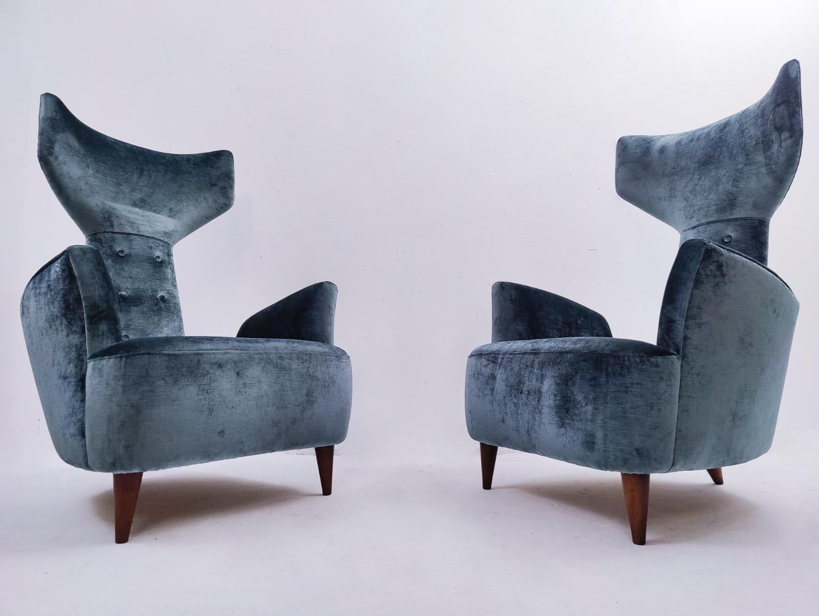Contemporary Pair of Italian Armchairs, Renzo Zavanella Reissue, Holz und Samt (Italienisch) im Angebot