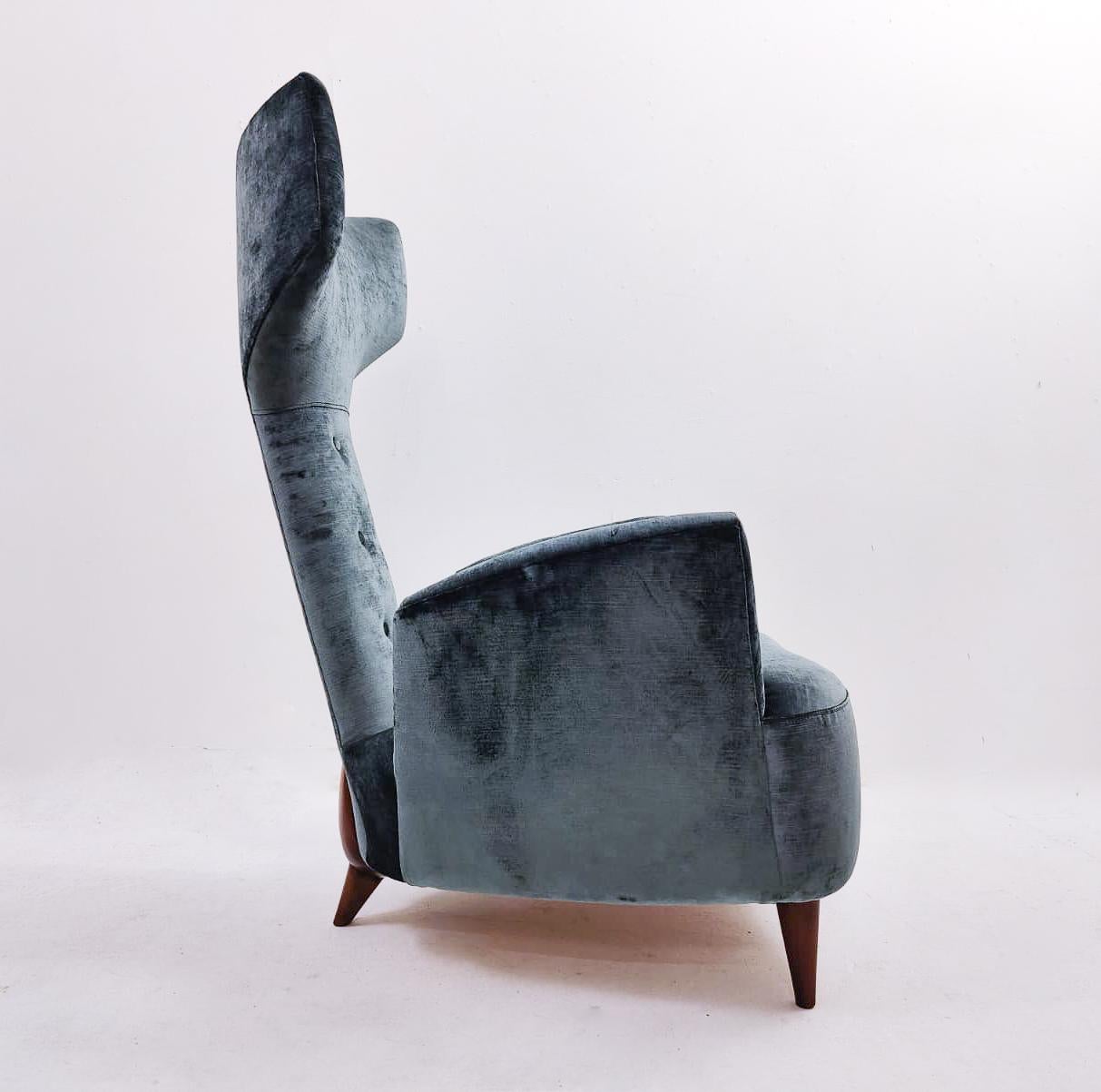 Contemporary Pair of Italian Armchairs, Renzo Zavanella Reissue, Holz und Samt im Zustand „Gut“ im Angebot in Brussels, BE