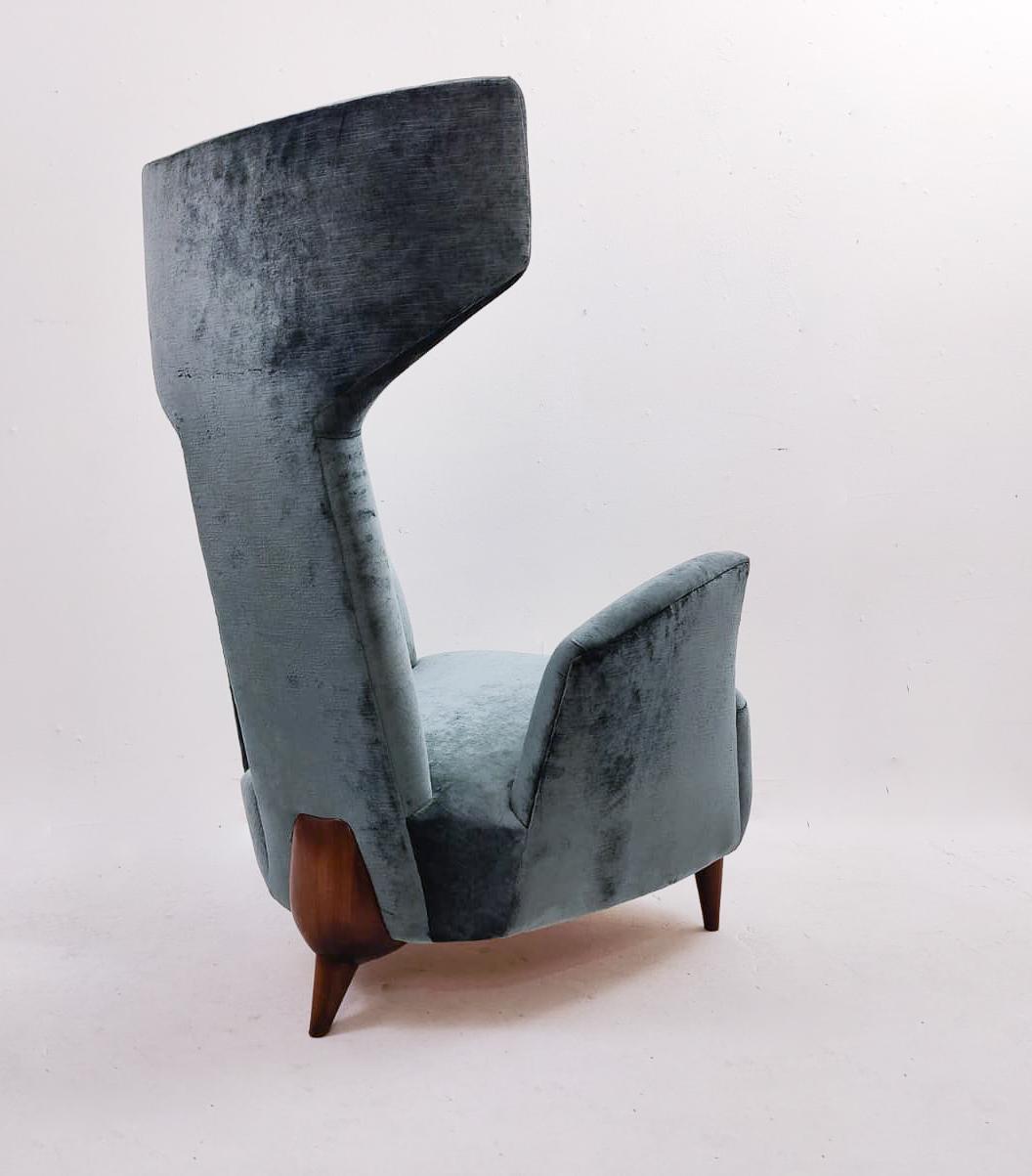 Contemporary Pair of Italian Armchairs, Renzo Zavanella Reissue, Holz und Samt (21. Jahrhundert und zeitgenössisch) im Angebot
