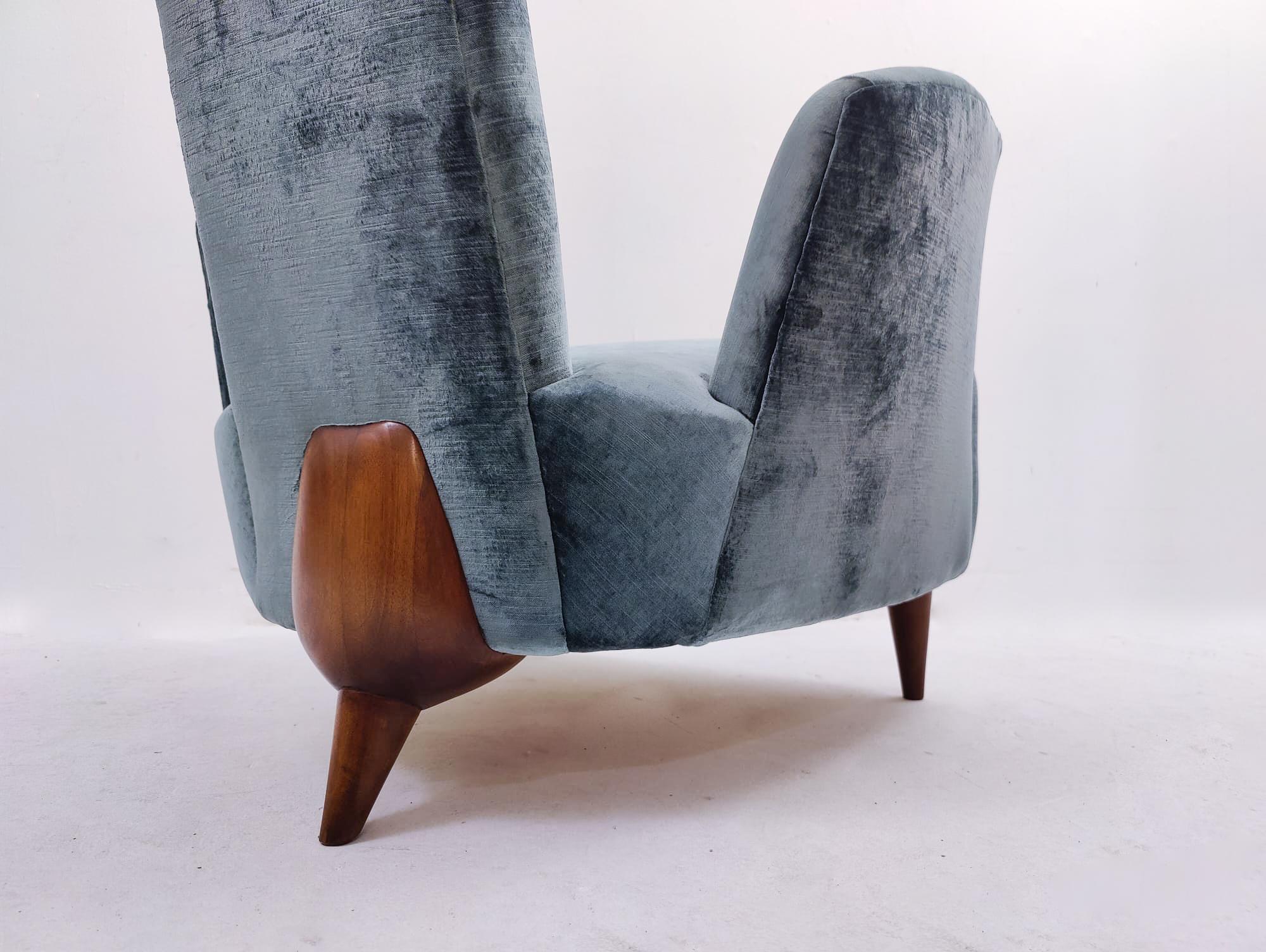 Contemporary Pair of Italian Armchairs, Renzo Zavanella Reissue, Holz und Samt im Angebot 1