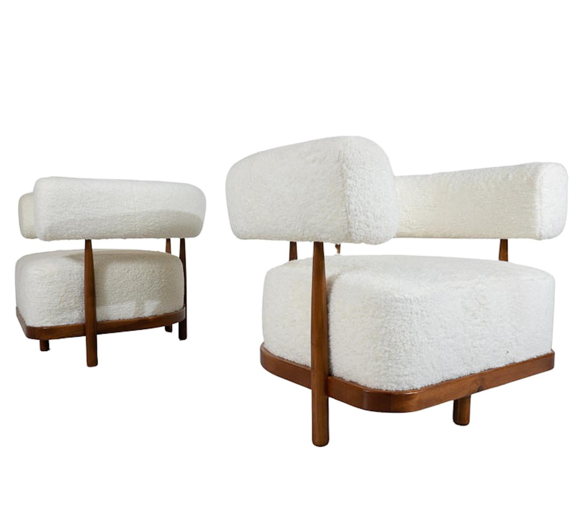 Contemporary Pair of Italian Armchairs, Wood and White Boucle Fabric In Good Condition For Sale In Brussels, BE