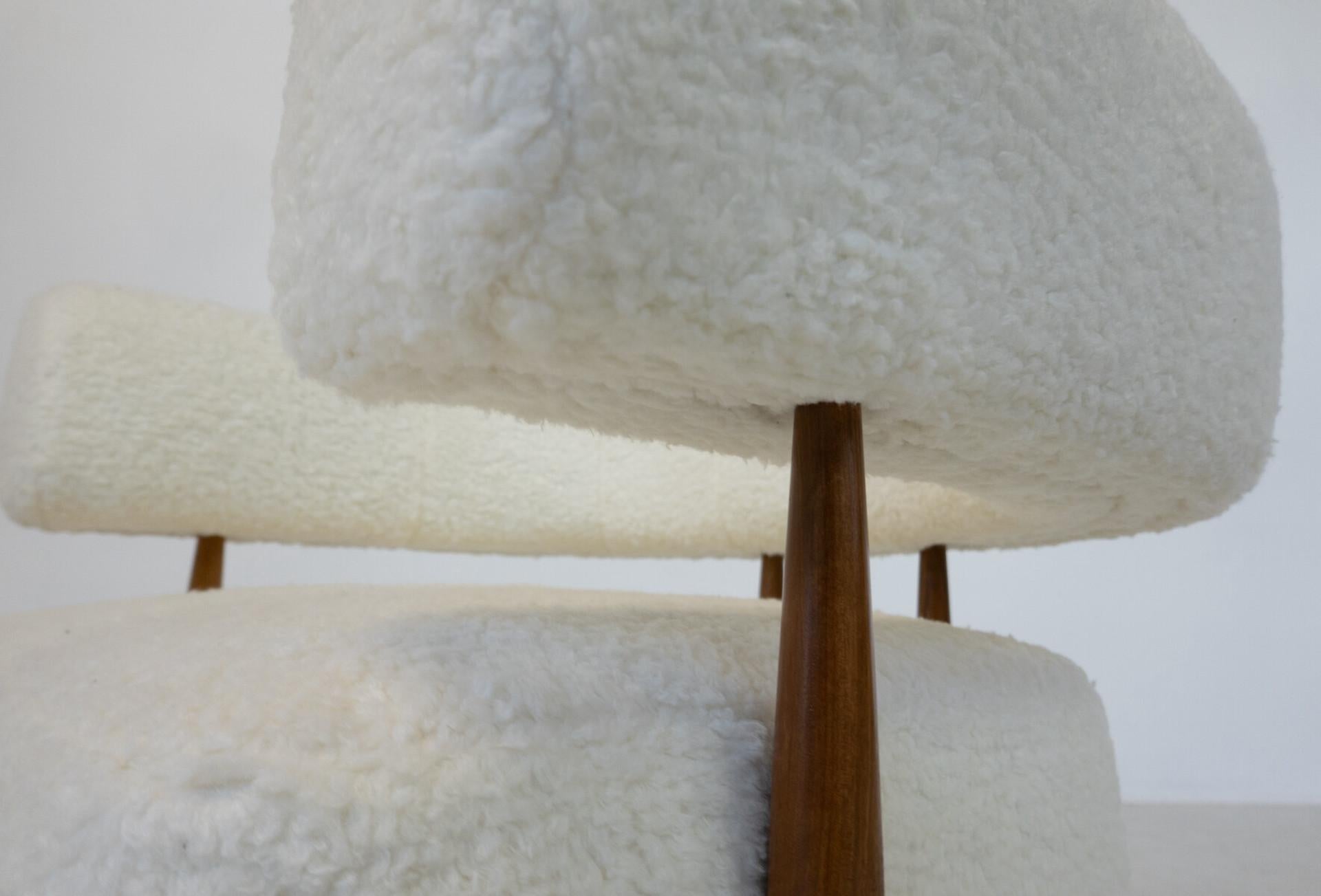 Paire de fauteuils italiens contemporains, Wood et tissu bouclé blanc en vente 2