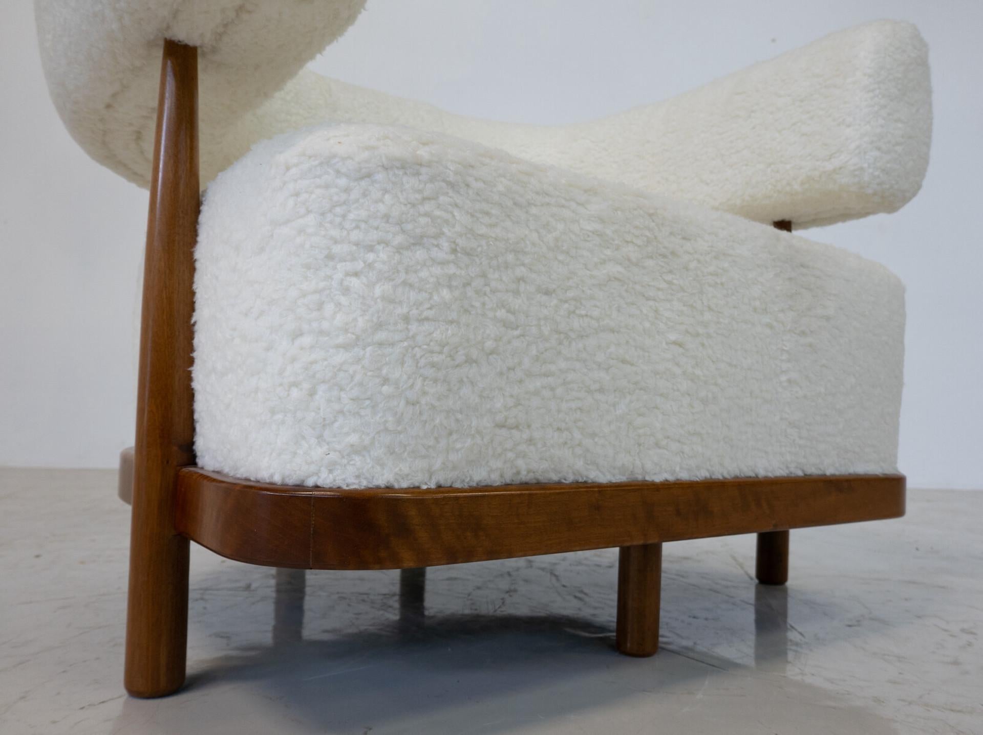 Paire de fauteuils italiens contemporains, Wood et tissu bouclé blanc en vente 3