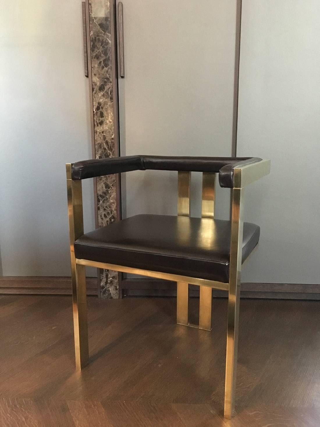 Italy Pair of Italian Brass and Brown Leather Dining Chairs in Modern Style In Good Condition In Brescia, IT