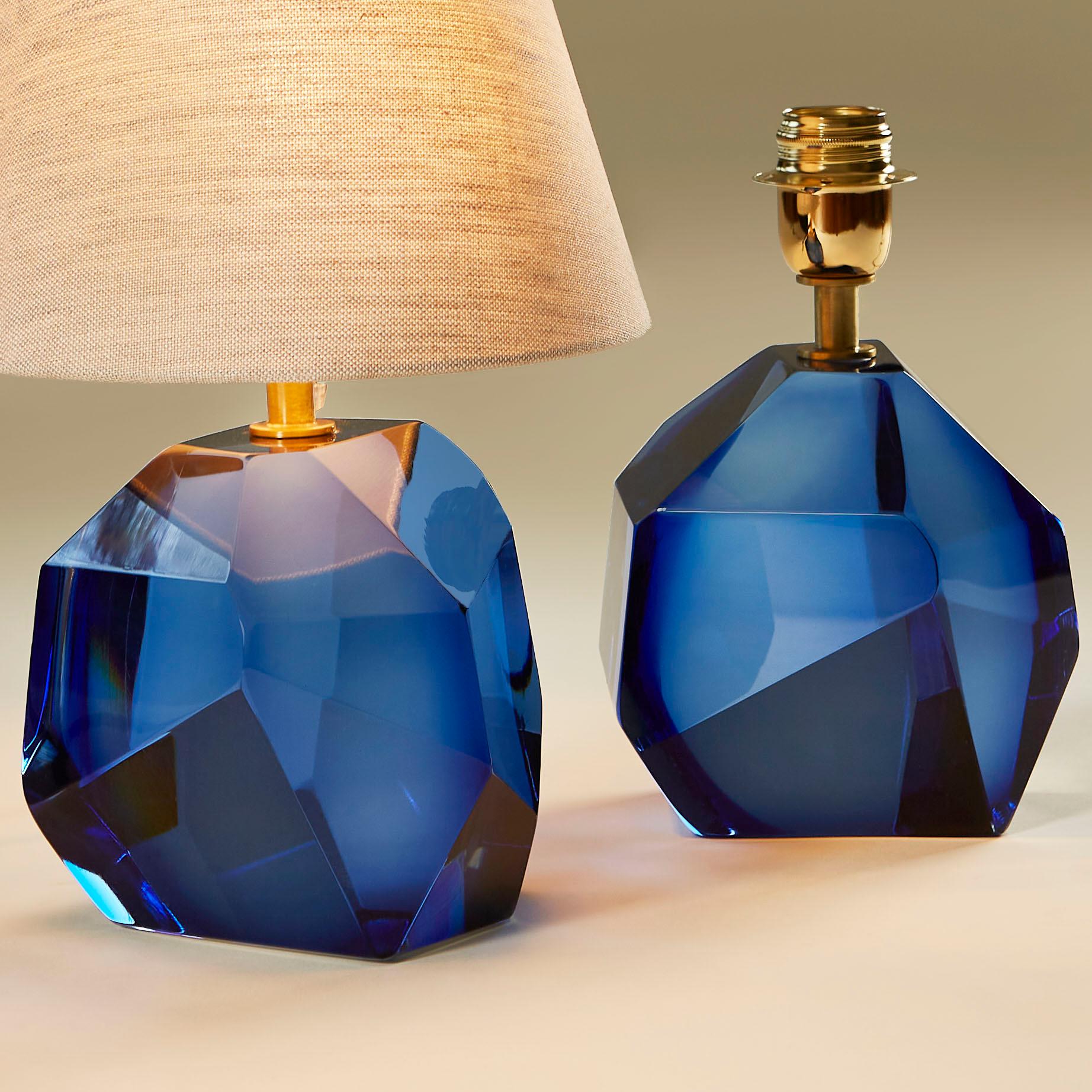 Italiano Coppia contemporanea di lampade da tavolo italiane di Murano in roccia blu egiziana in vendita