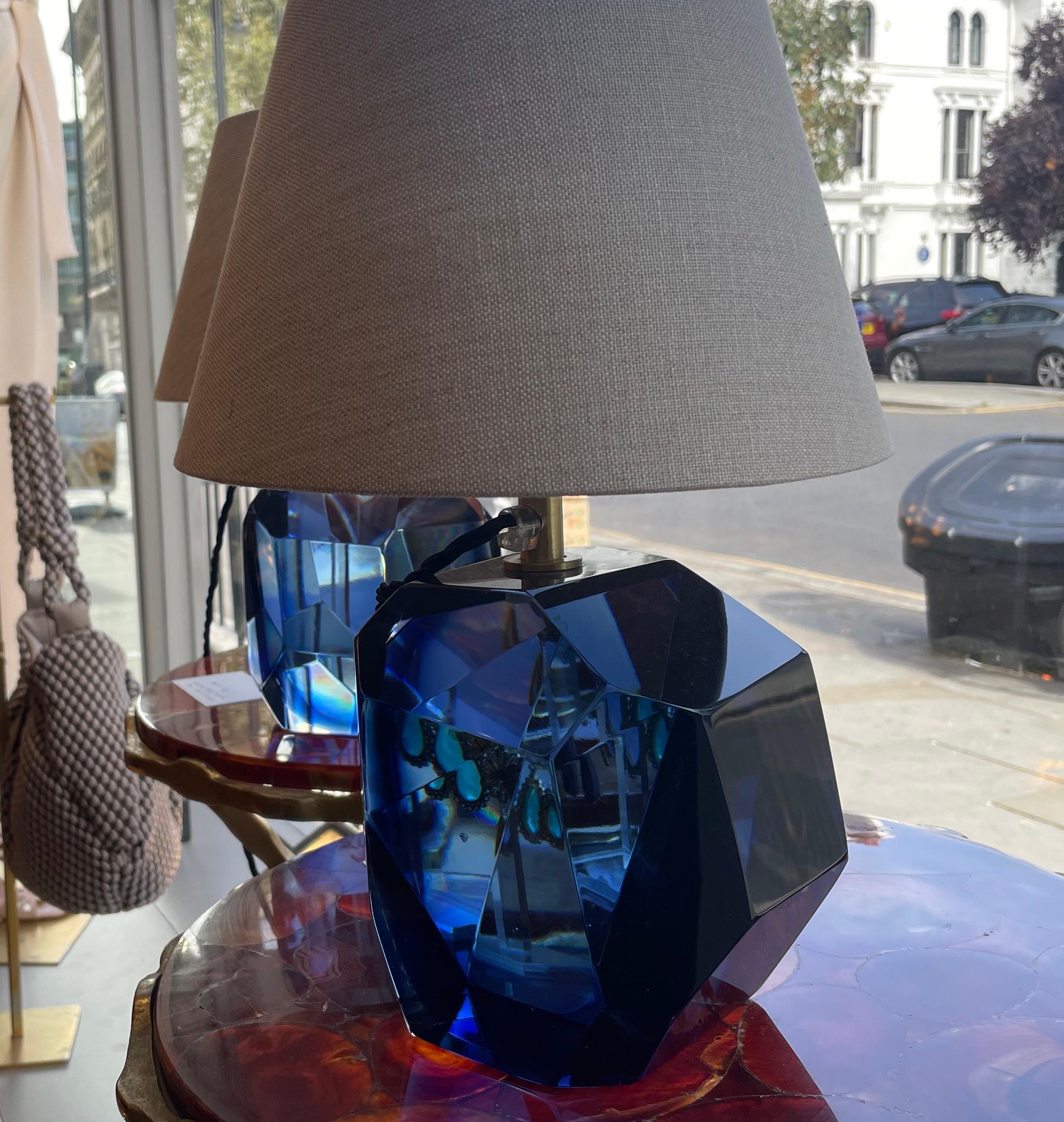 Coppia contemporanea di lampade da tavolo italiane di Murano in roccia blu egiziana in vendita 1