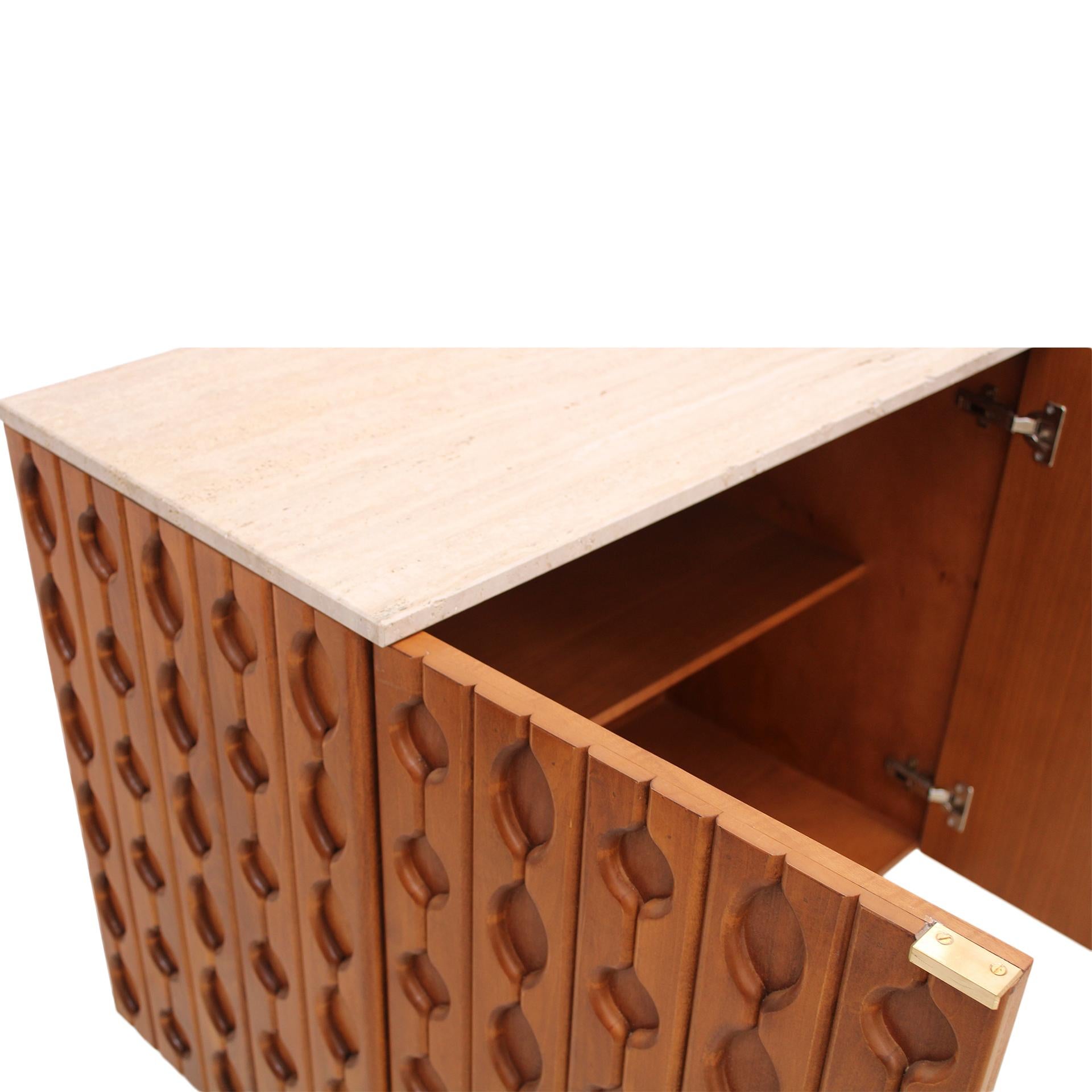 Coppia di credenze italiane contemporanee in legno massiccio e travertino in vendita 4