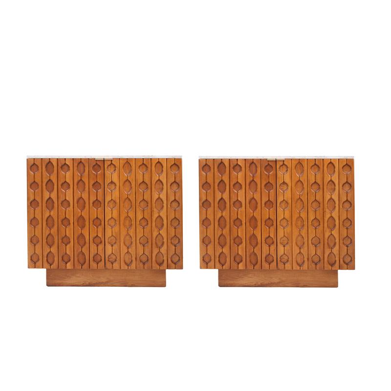 Realizzata in legno massiccio e impreziosita da un piano in travertino, questa coppia di credenze italiane esemplifica una lavorazione meticolosa e un design senza tempo. Ogni credenza è dotata di due ante pieghevoli che si aprono per rivelare un