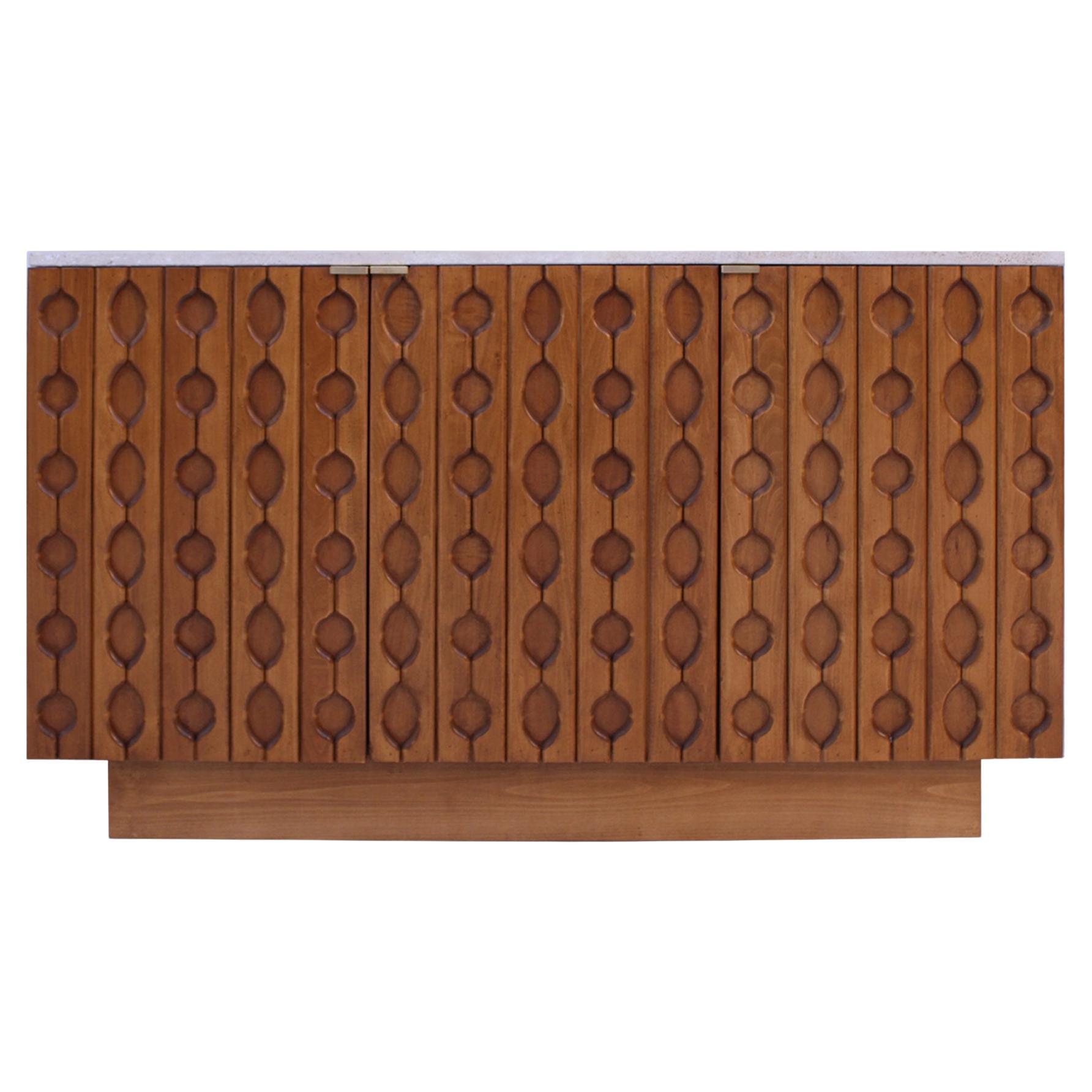 Paire de buffets contemporains en chêne et bouleau massif. Composé de 2 portes pliantes, d'une étagère en bois à l'intérieur et d'un plateau en travertin.

Chaque article proposé par LA Studio est contrôlé par notre équipe de 10 artisans dans notre